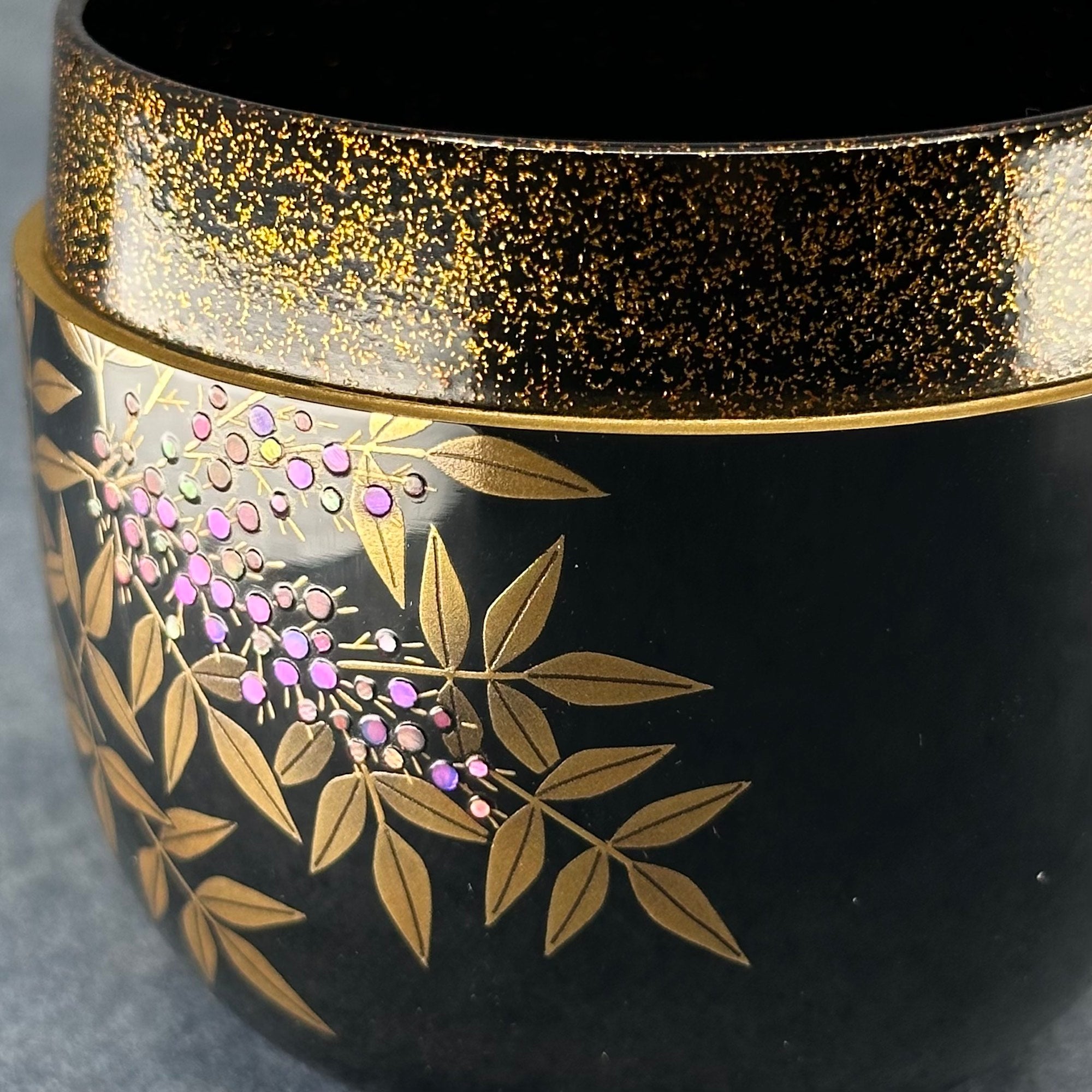 Natsume (Japanese tea caddy) in lacquer and gold, decorated with nanten (nandina) motifs by Sadaharu Higashino