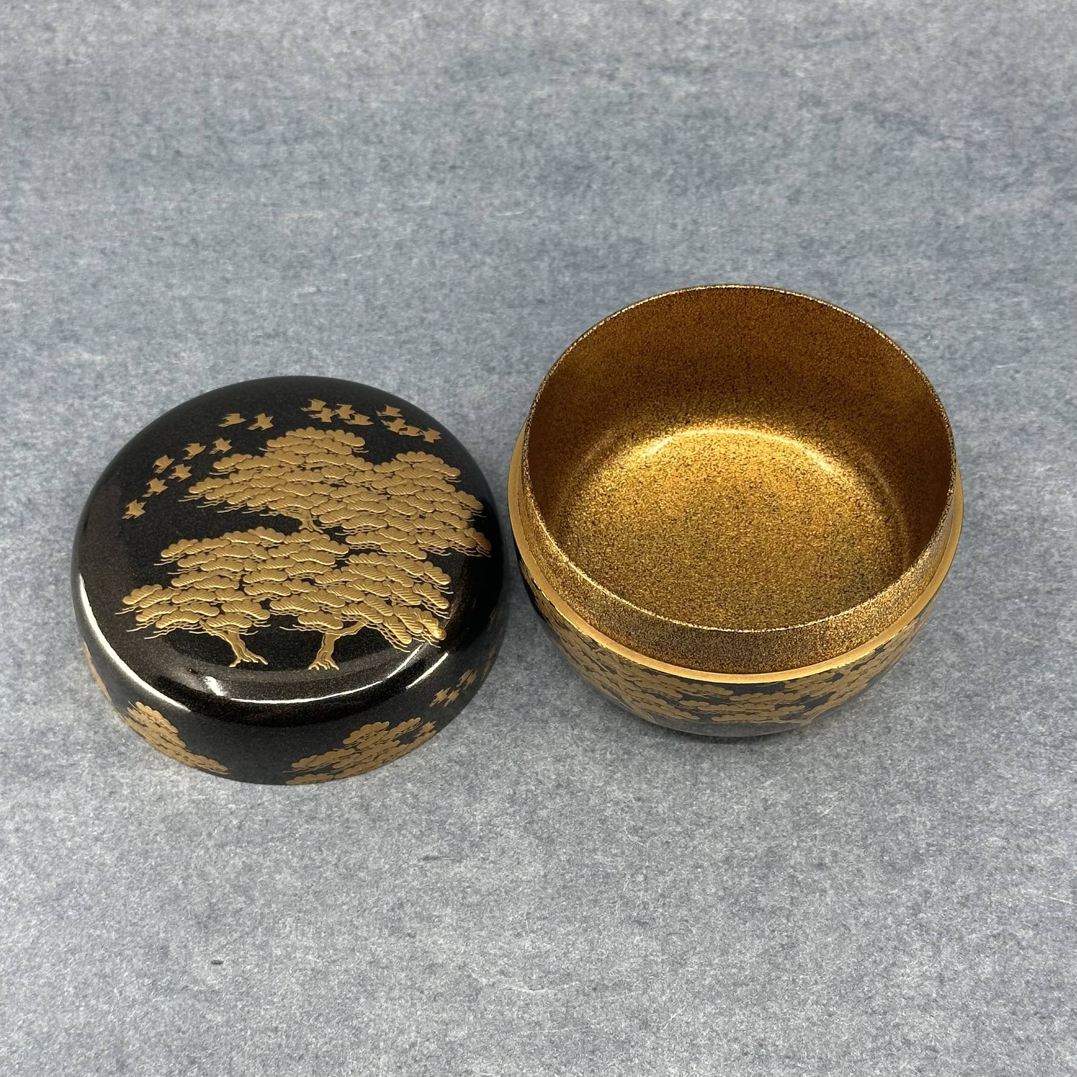 dessus du couvercle et interieur du corps natsume nashiji maki-e atelier-ikiwa