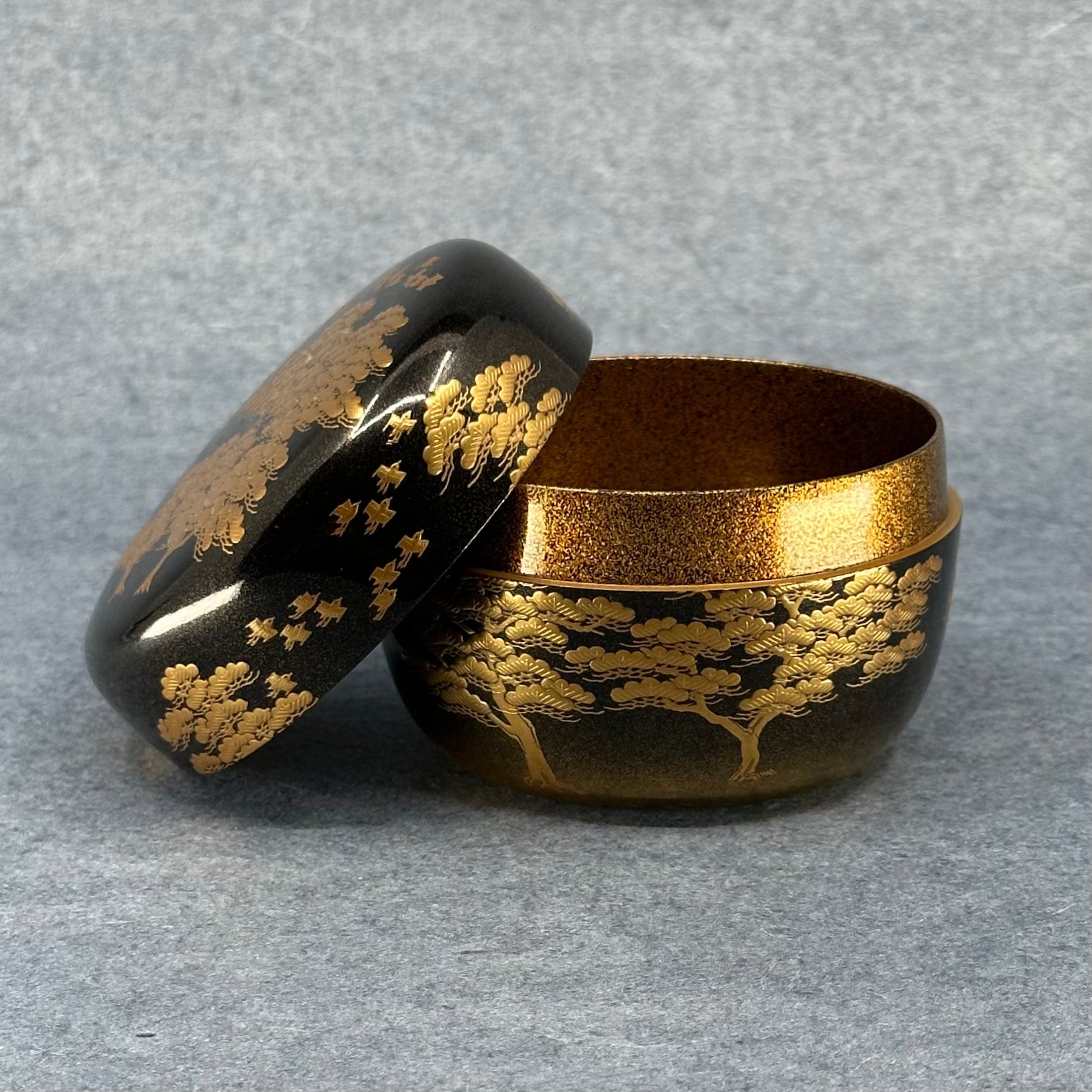 natsume japonais laque urushi maki-e decor pins et chidori vue face couvercle ouvert atelier-ikiwa