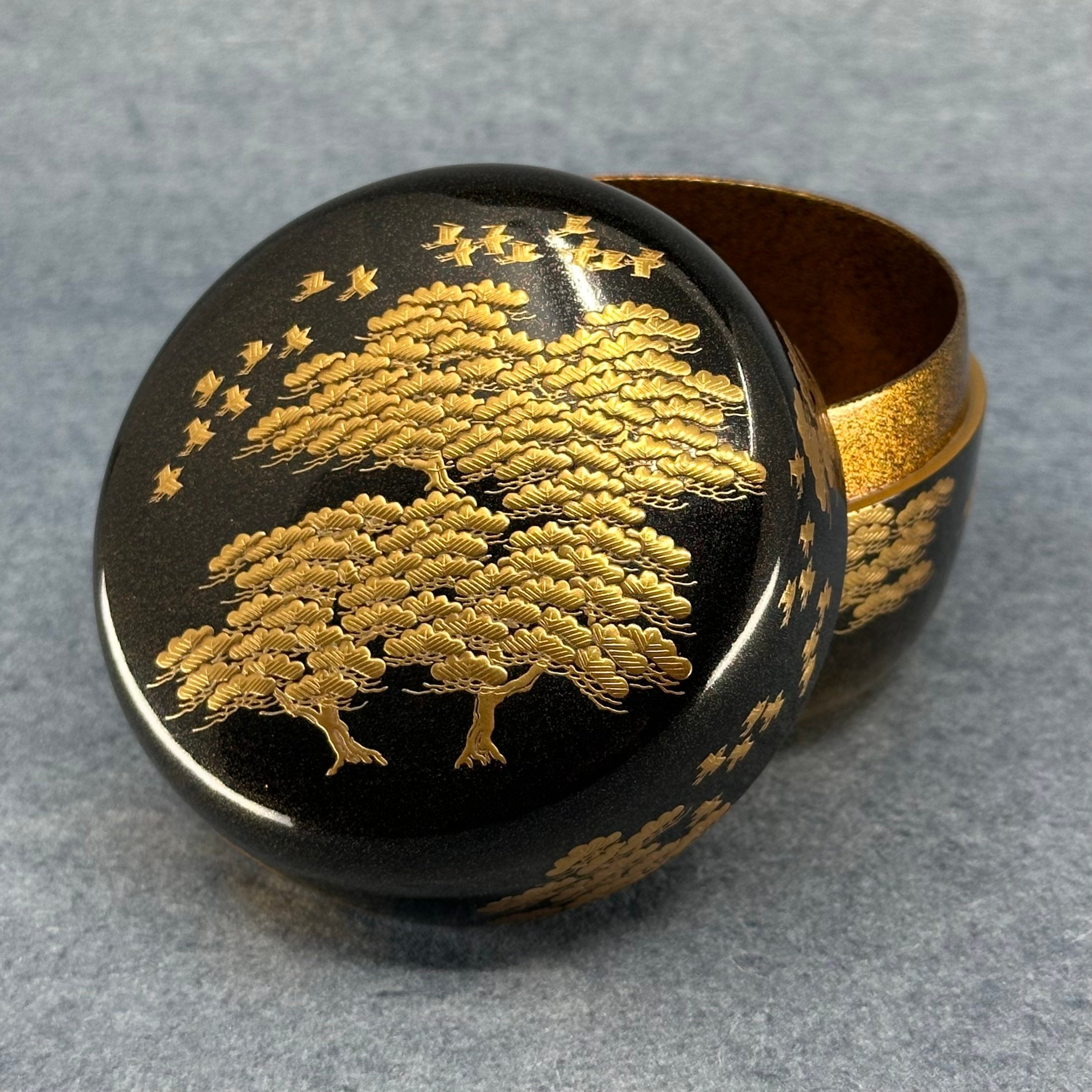 detail couvercle natsume maki-e ikko kiyose or decor pins et chidori atelier-ikiwa