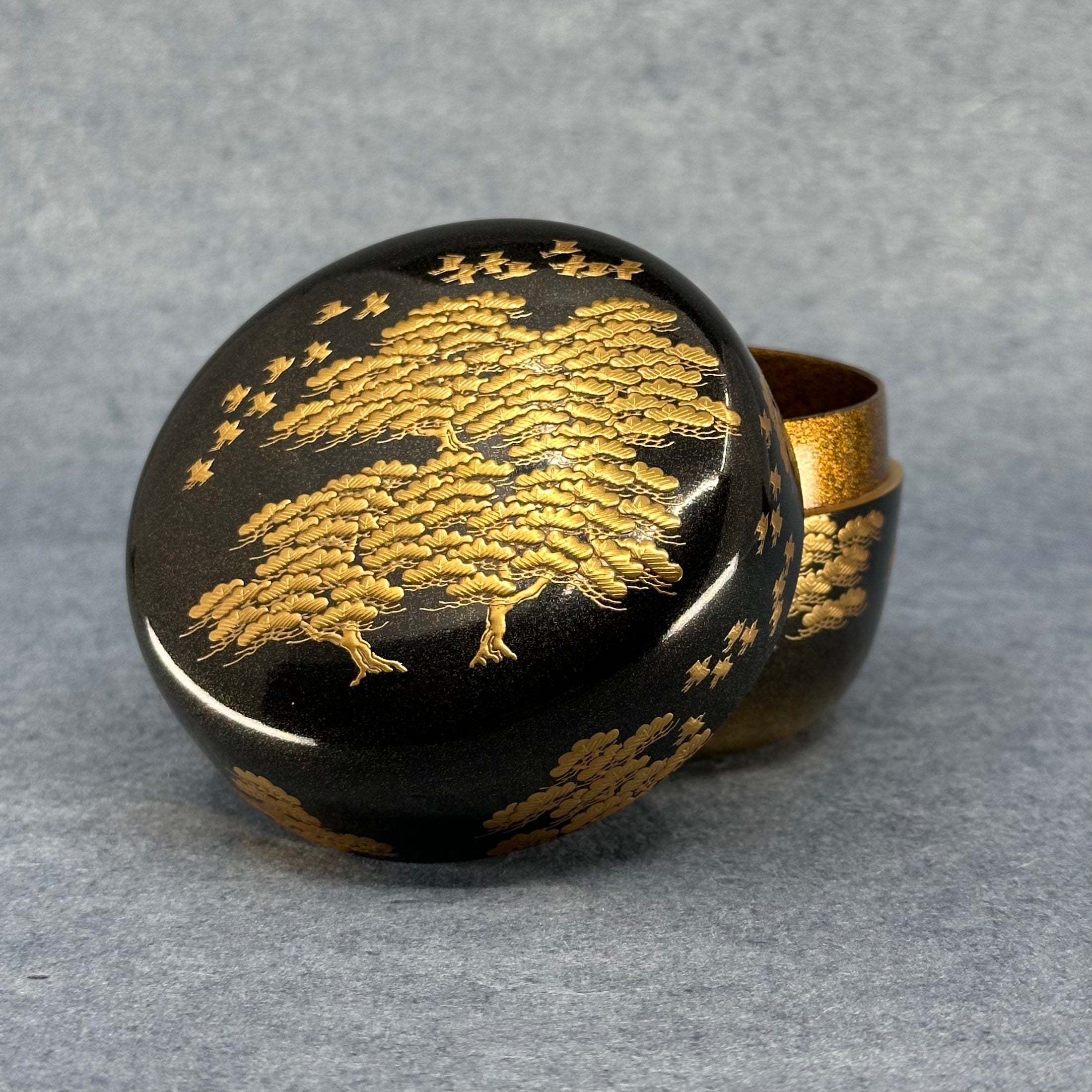 ensemble natsume hira-natsume laque urushi maki-e or decor pins matsu et chidori couvercle ouvert ceremonie du the matcha atelier-ikiwa