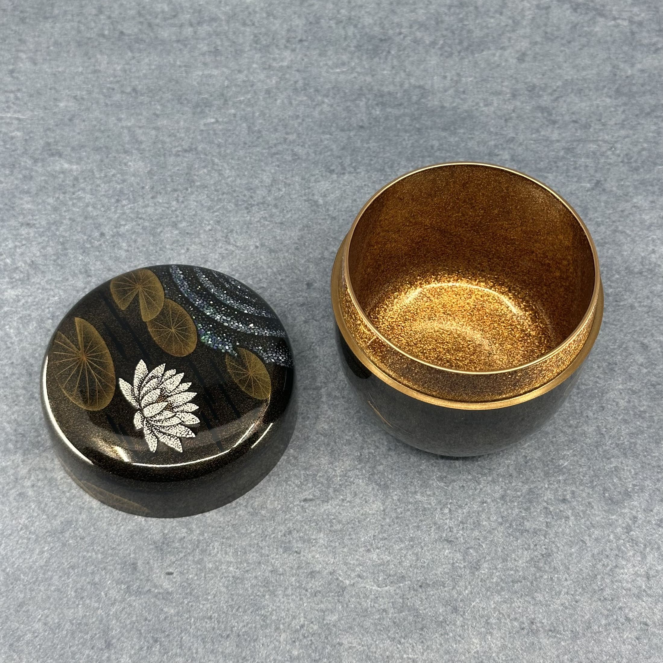 Natsume (boîte à thé japonaise) laque, or et nacre, décor suiren (nénuphars) de Jōtarō Gotō