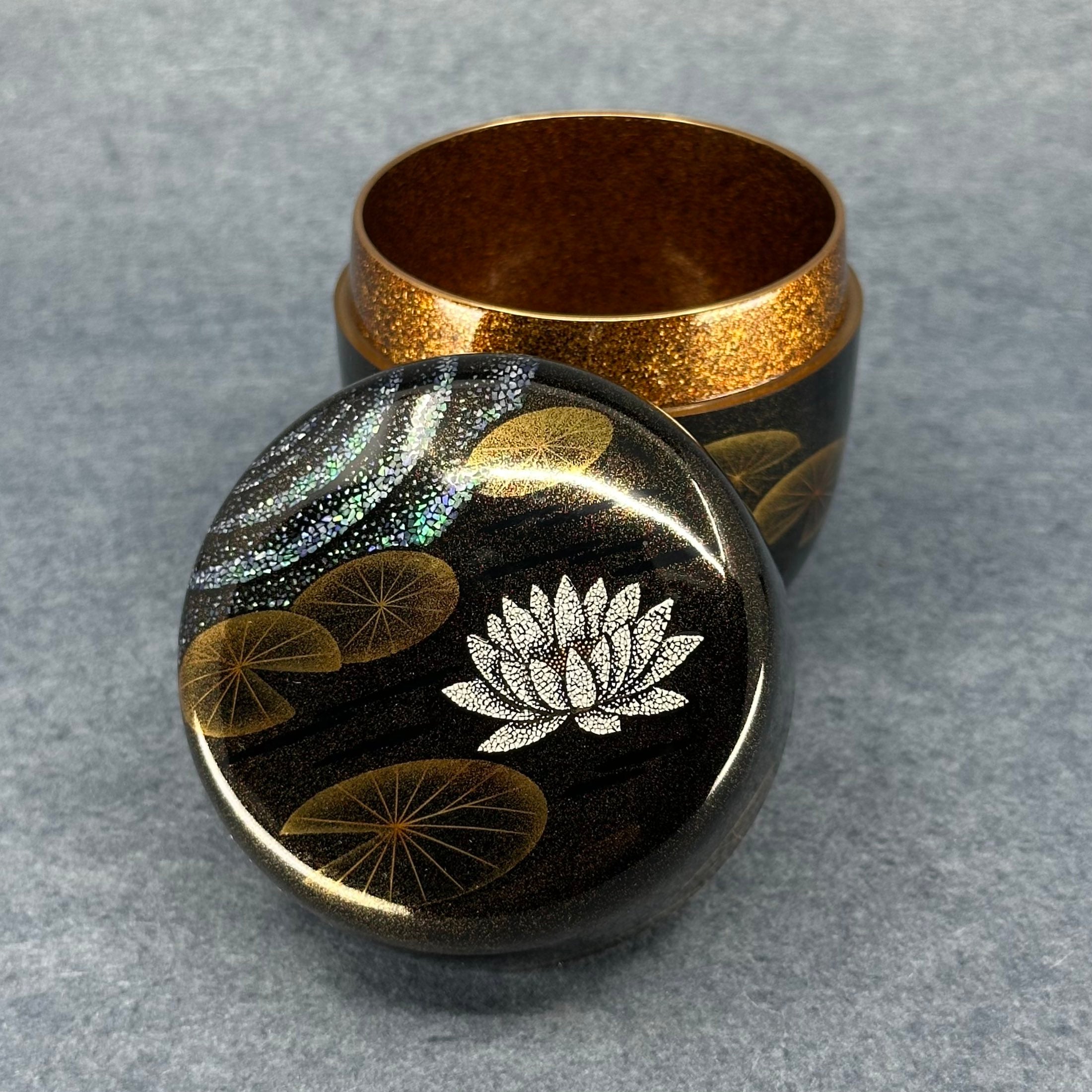 Natsume (boîte à thé japonaise) laque, or et nacre, décor suiren (nénuphars) de Jōtarō Gotō
