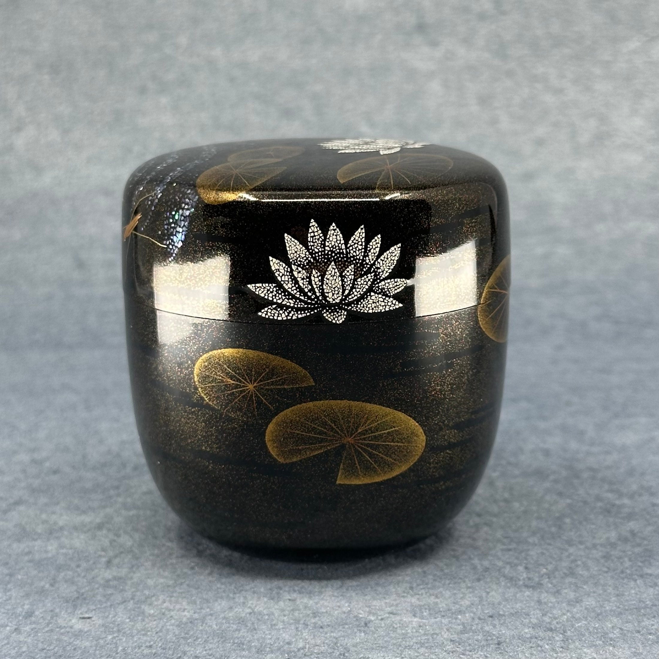 Natsume (boîte à thé japonaise) laque, or et nacre, décor suiren (nénuphars) de Jōtarō Gotō