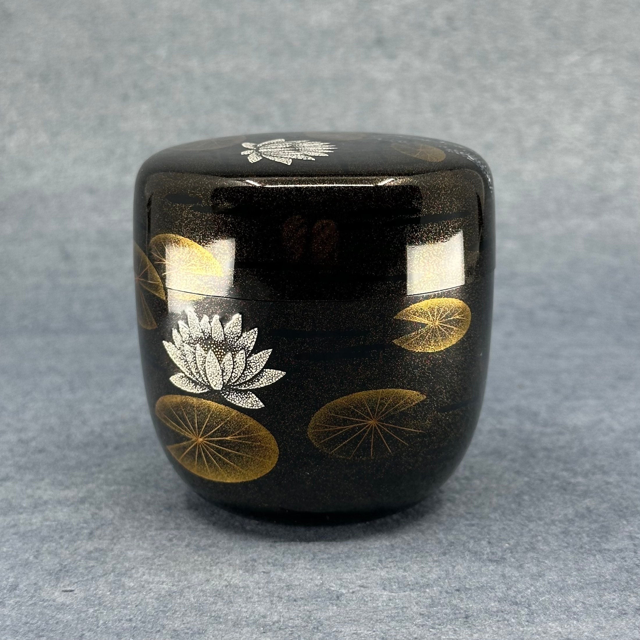Natsume (boîte à thé japonaise) laque, or et nacre, décor suiren (nénuphars) de Jōtarō Gotō