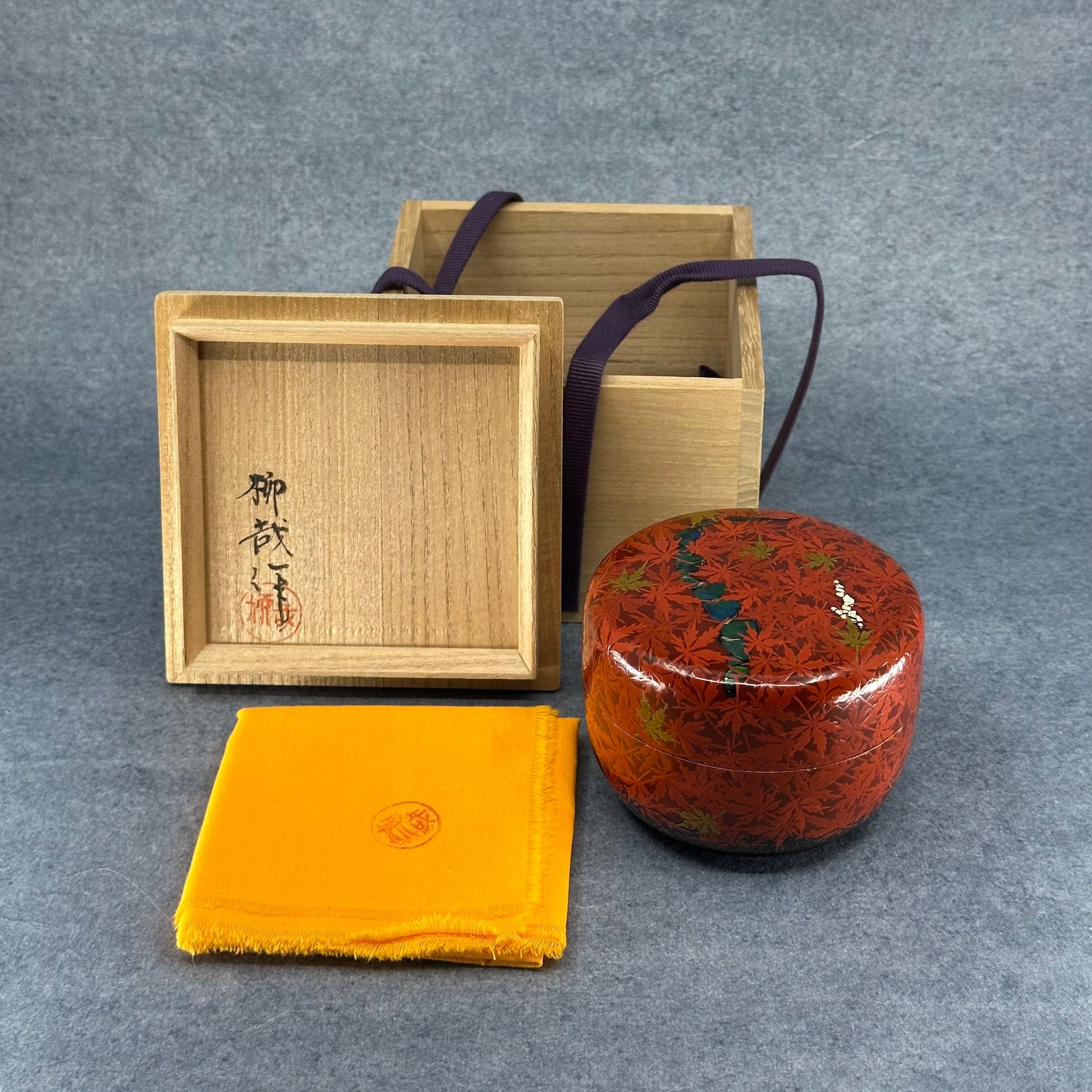 Natsume (boîte à thé japonaise) laque, or et nacre, décor Kurenai Tatsuta (érables rouges de Tatsuta) de Takada Ryusai