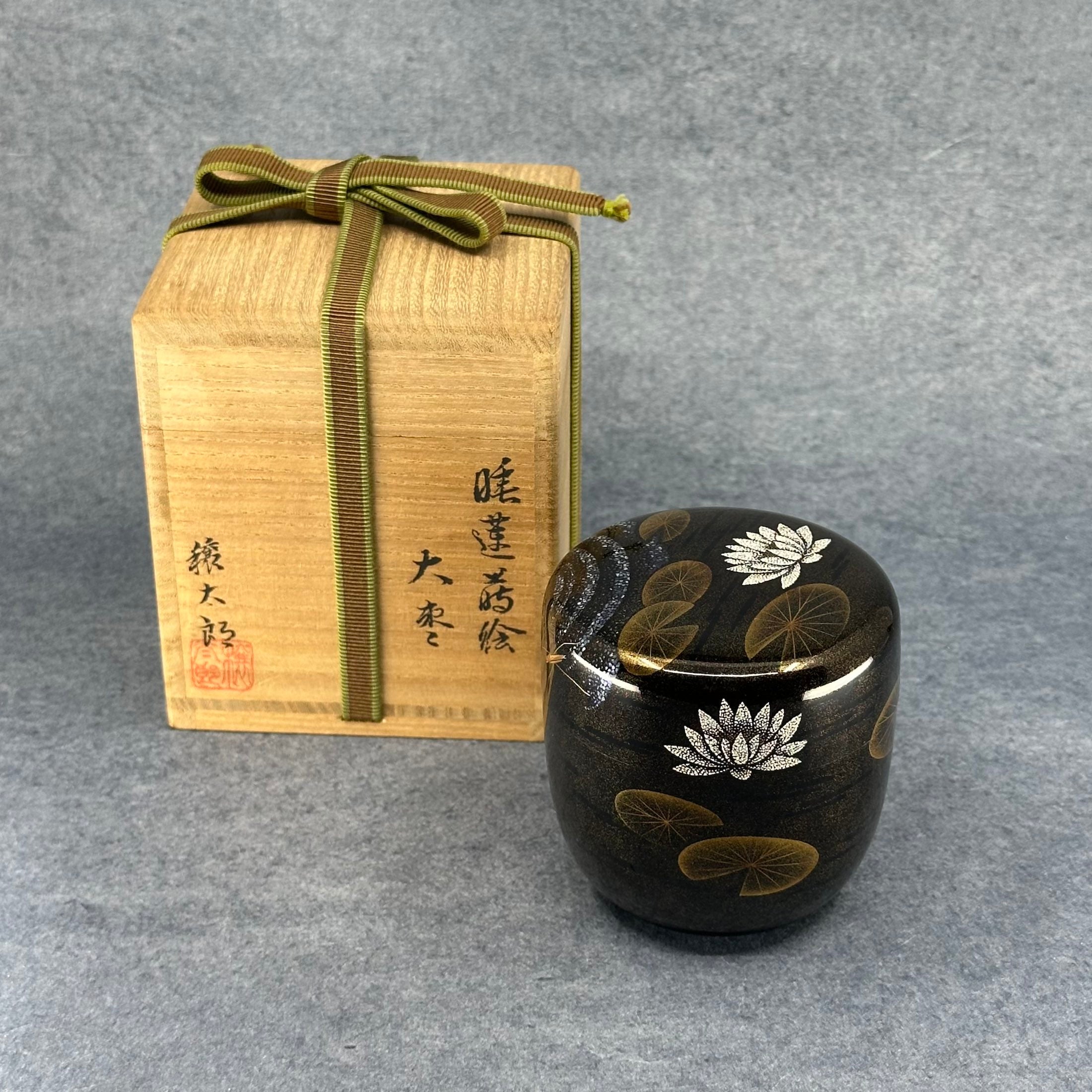 Natsume (boîte à thé japonaise) laque, or et nacre, décor suiren (nénuphars) de Jōtarō Gotō