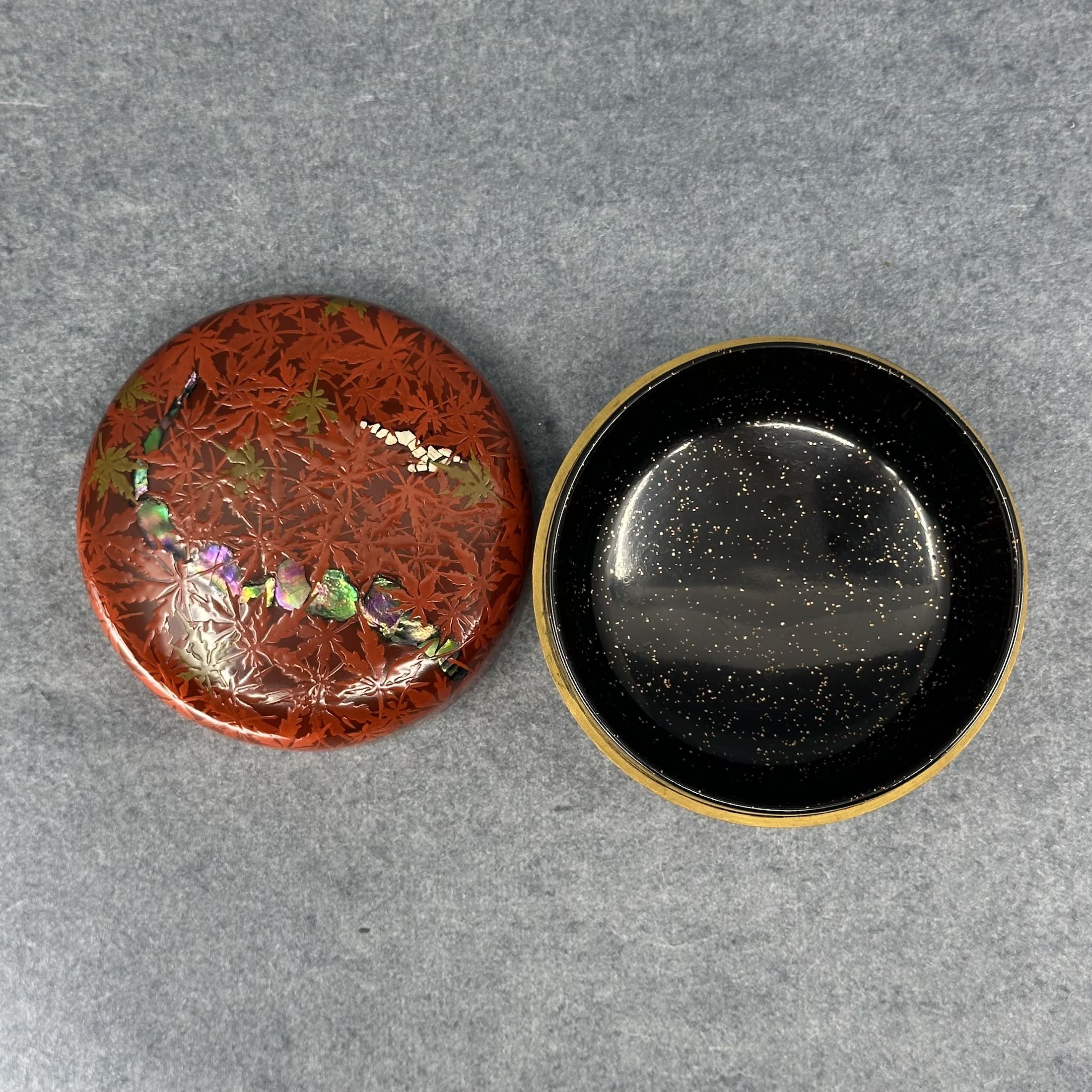 Natsume (boîte à thé japonaise) laque, or et nacre, décor Kurenai Tatsuta (érables rouges de Tatsuta) de Takada Ryusai