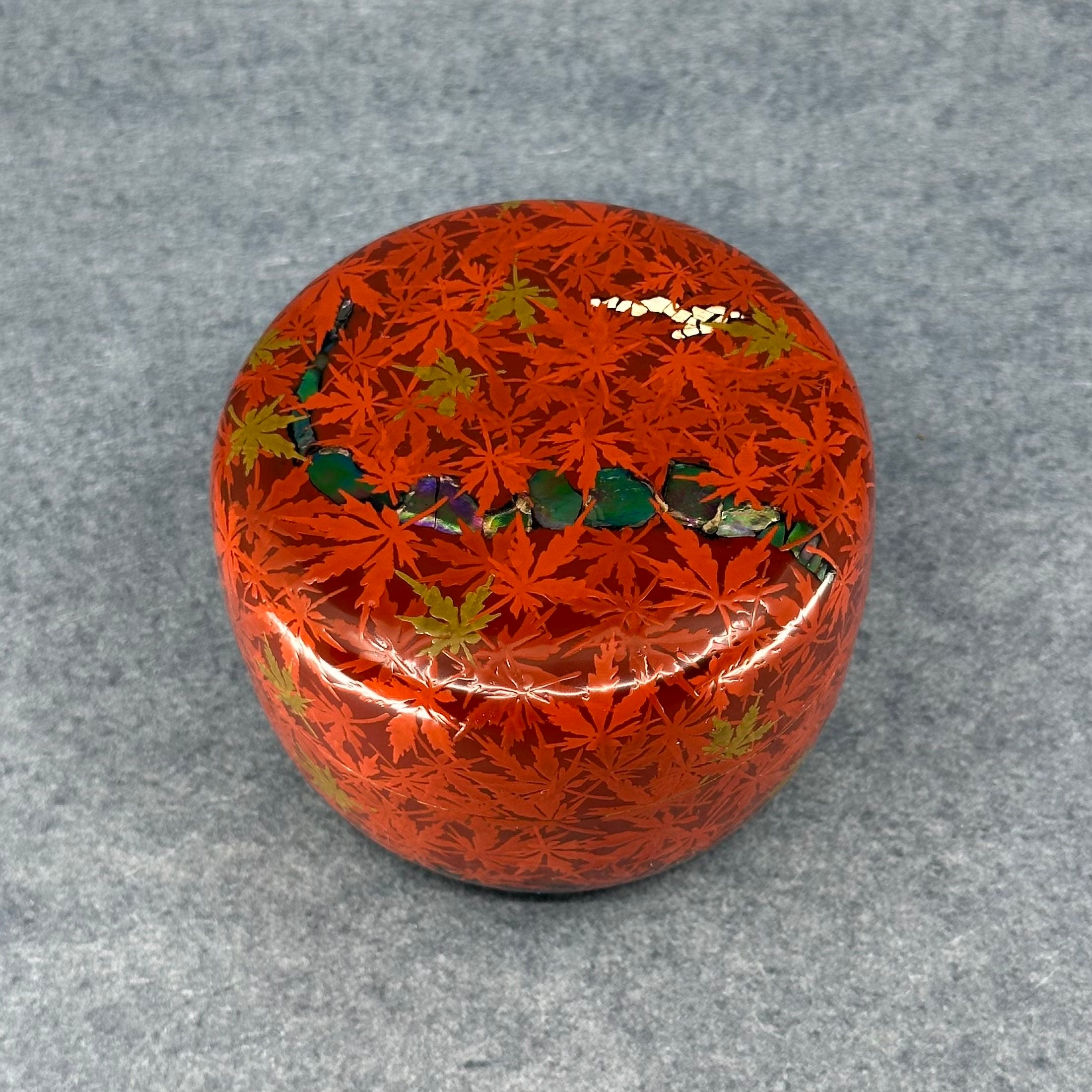 Natsume (boîte à thé japonaise) laque, or et nacre, décor Kurenai Tatsuta (érables rouges de Tatsuta) de Takada Ryusai