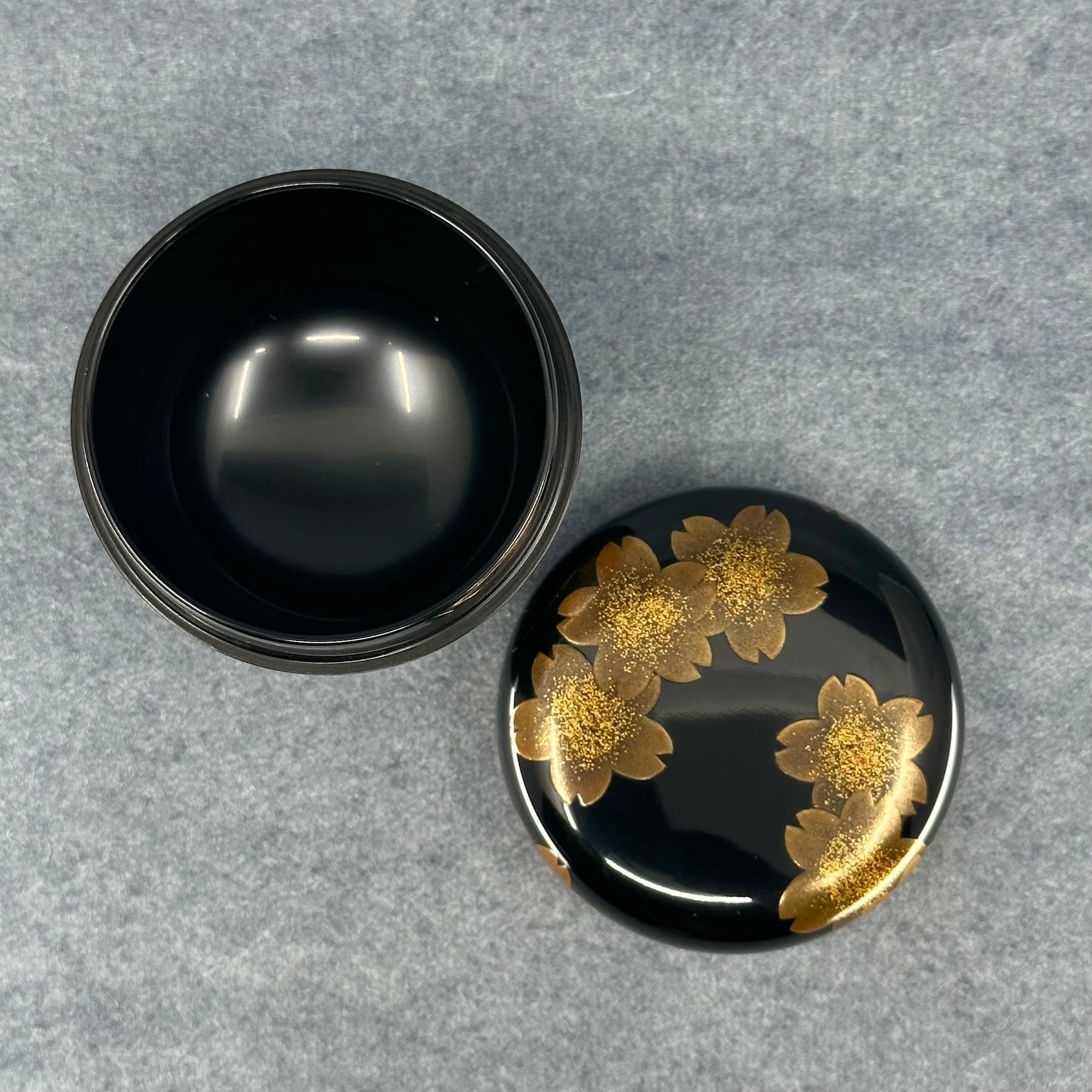 Natsume (Japanese tea caddy) lacquered and gilded, cherry blossom decoration by Mineharu Kawakami