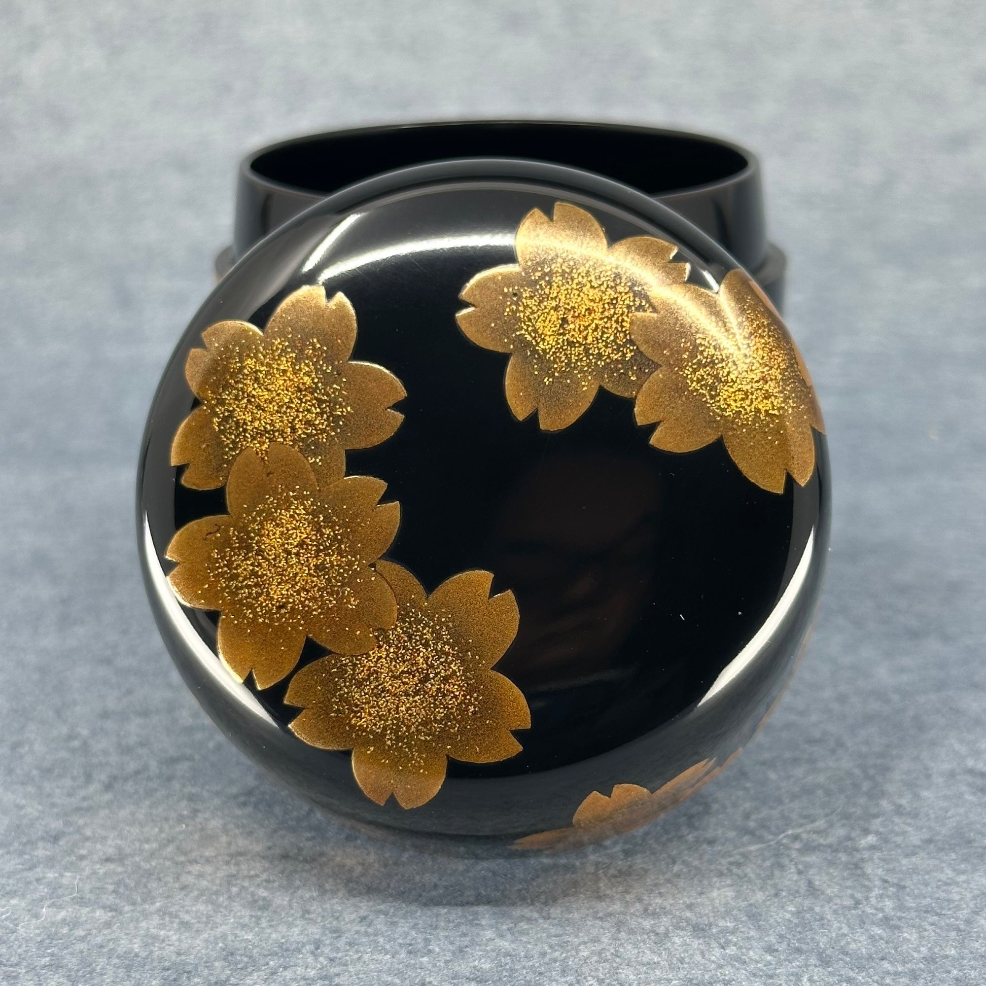 Natsume (Japanese tea caddy) lacquered and gilded, cherry blossom decoration by Mineharu Kawakami