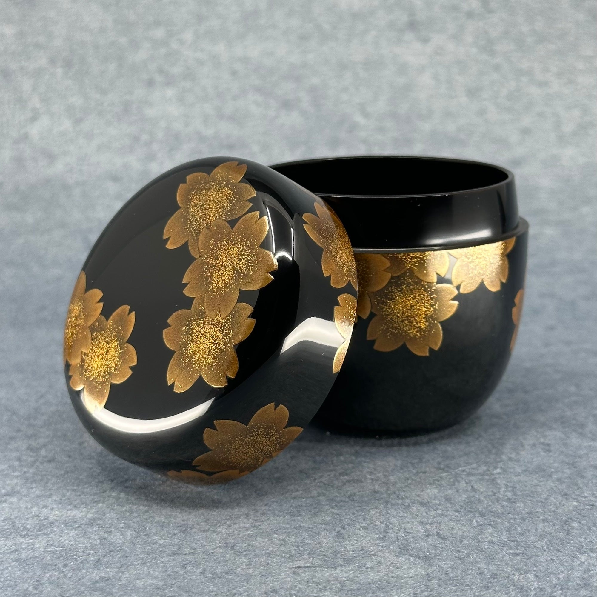Natsume (Japanese tea caddy) lacquered and gilded, cherry blossom decoration by Mineharu Kawakami