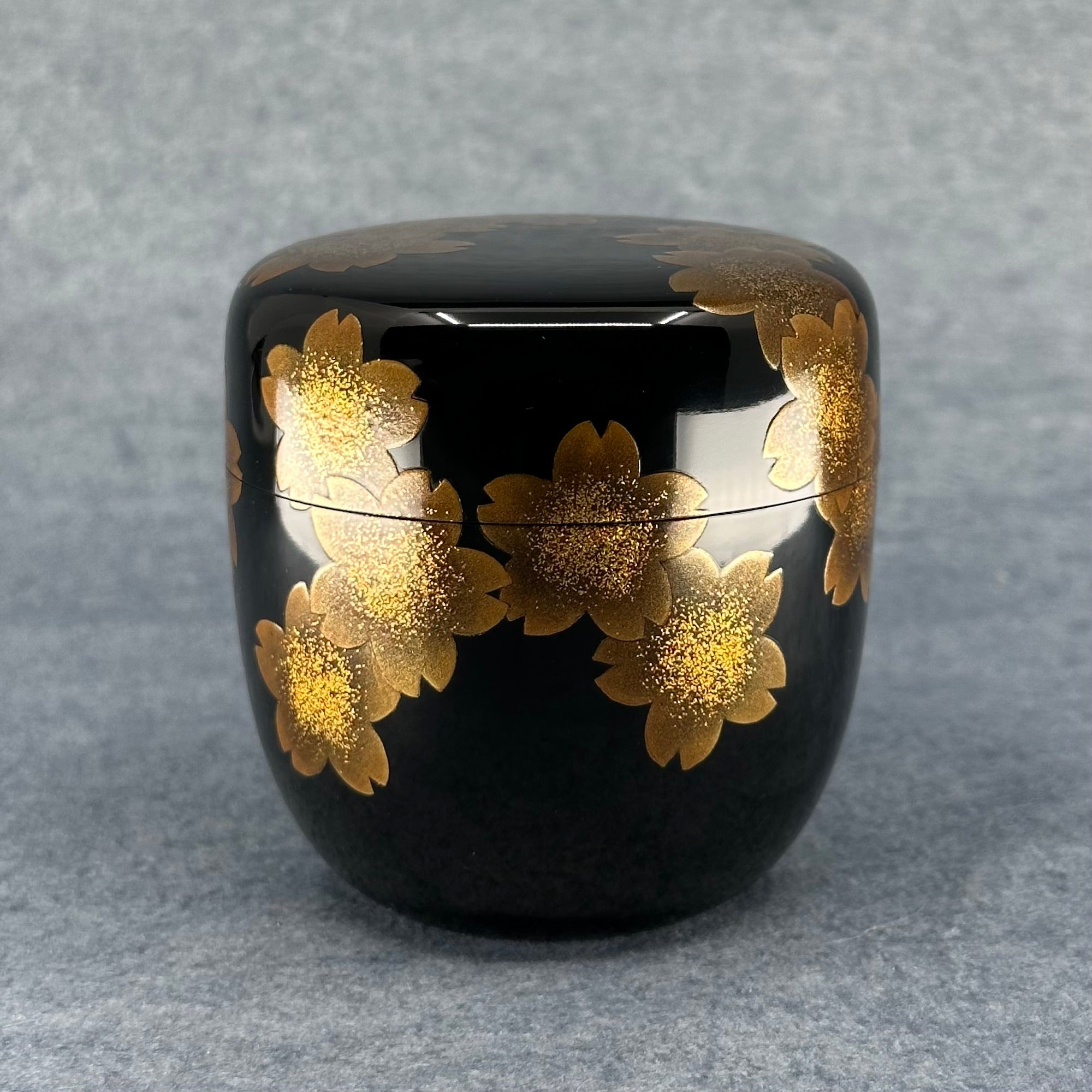Natsume (Japanese tea caddy) lacquered and gilded, cherry blossom decoration by Mineharu Kawakami