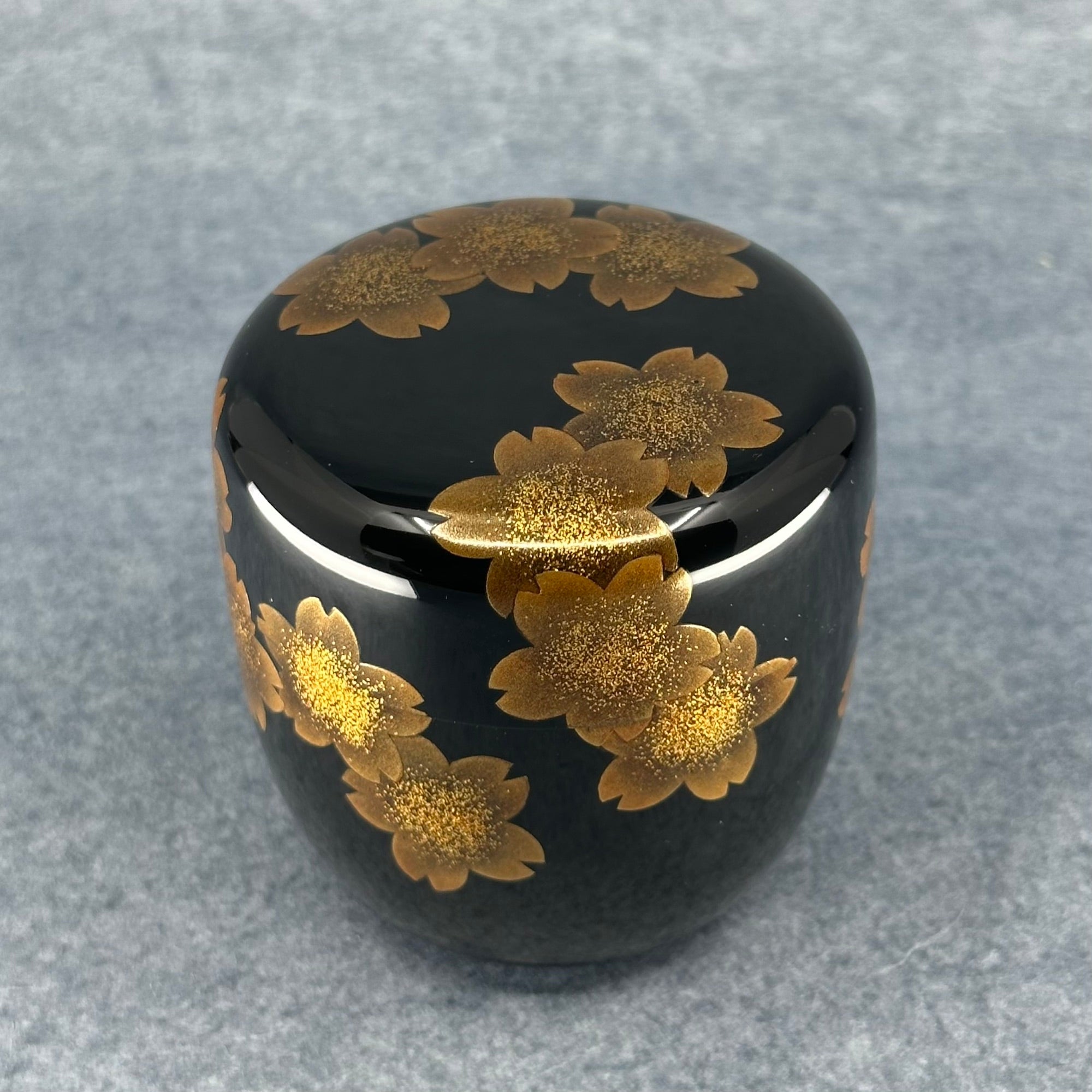 Natsume (Japanese tea caddy) lacquered and gilded, cherry blossom decoration by Mineharu Kawakami