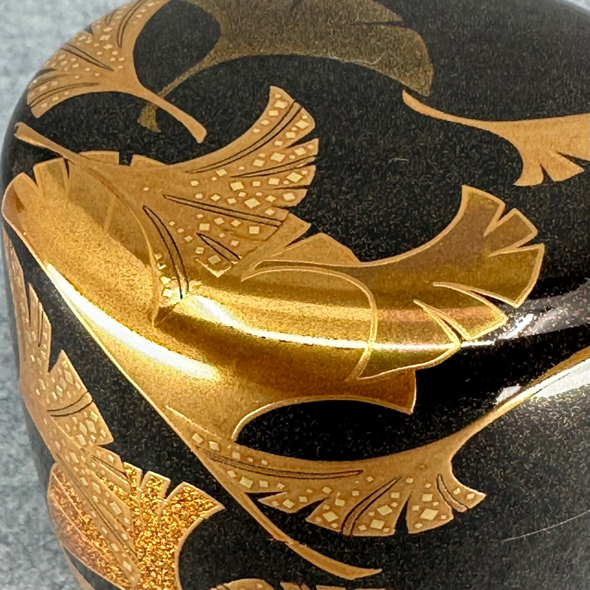 Natsume (boîte à thé japonaise) laque et or, décor feuilles de ginkgo de Ooshita Hiroyuki