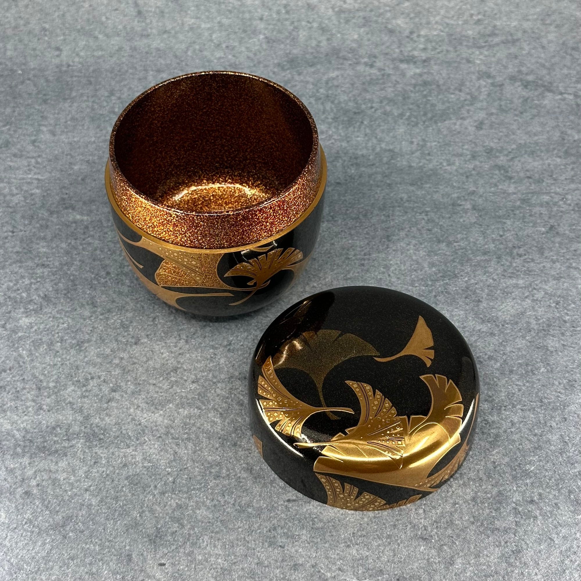 Natsume (boîte à thé japonaise) laque et or, décor feuilles de ginkgo de Ooshita Hiroyuki