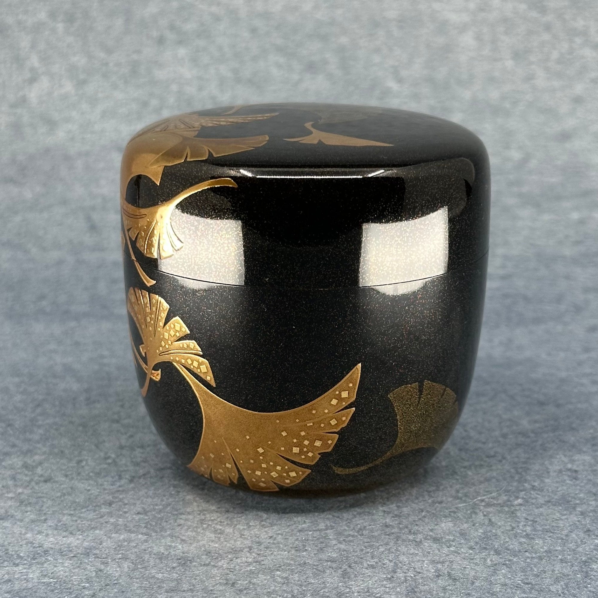 Natsume (boîte à thé japonaise) laque et or, décor feuilles de ginkgo de Ooshita Hiroyuki