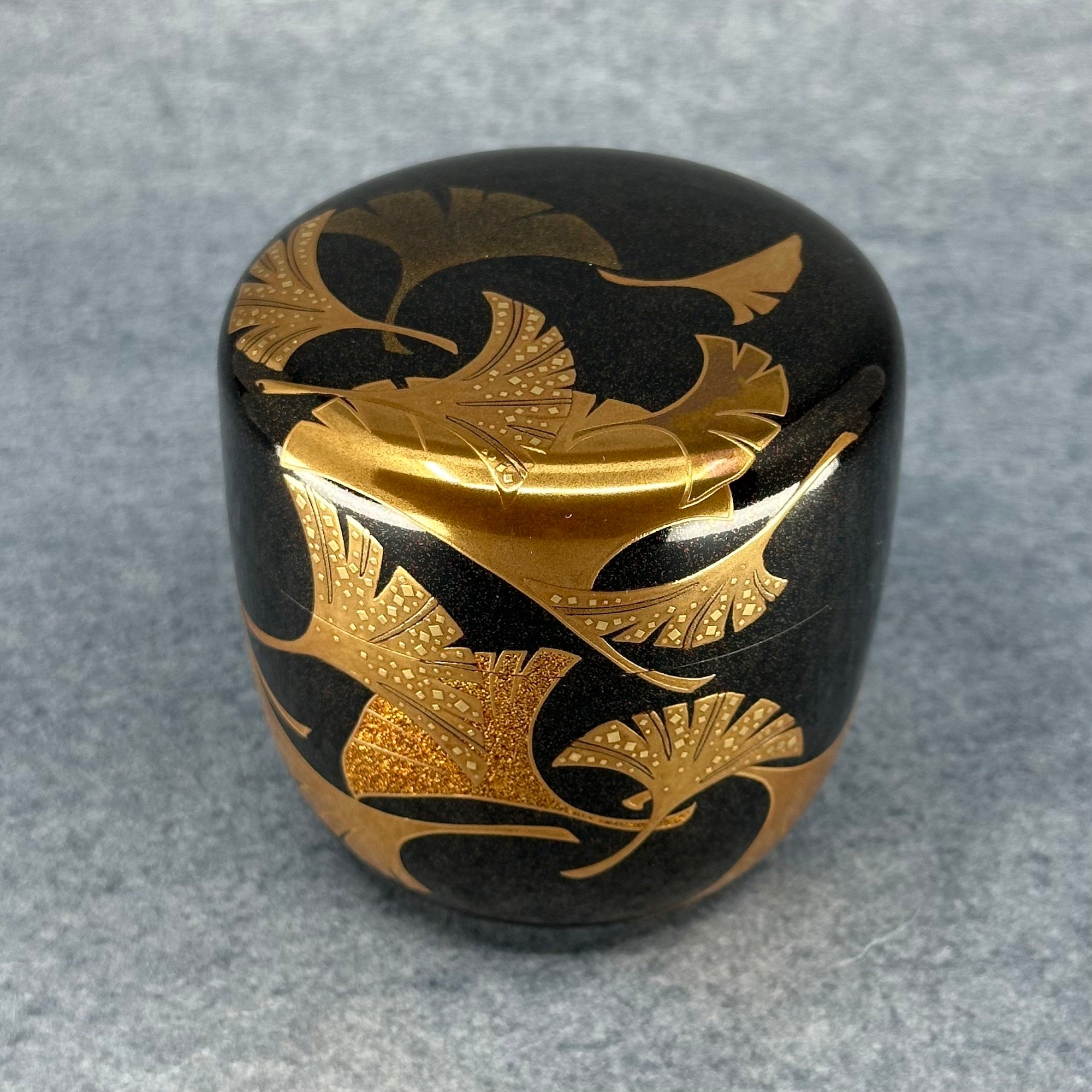 Natsume (boîte à thé japonaise) laque et or, décor feuilles de ginkgo de Ooshita Hiroyuki