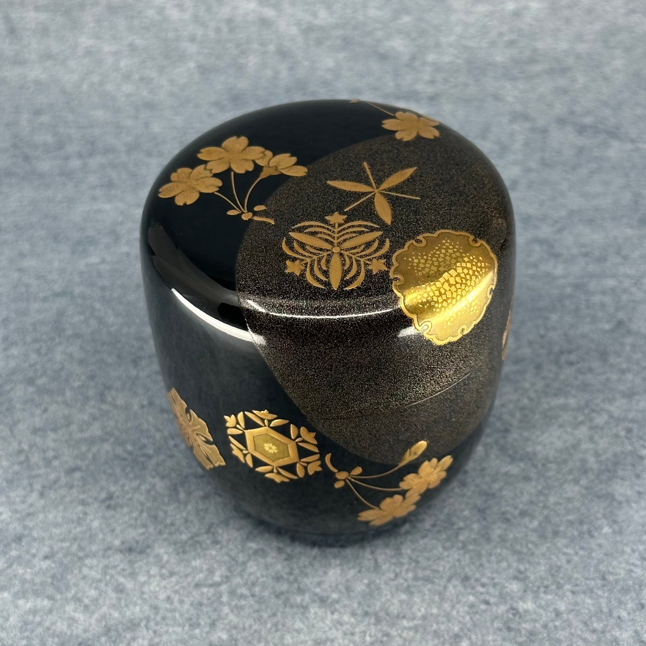 Natsume (Japanese tea caddy) in lacquer and gold, decorated with Setsugekka (snow, moon, cherry blossom) by Ippyōsai