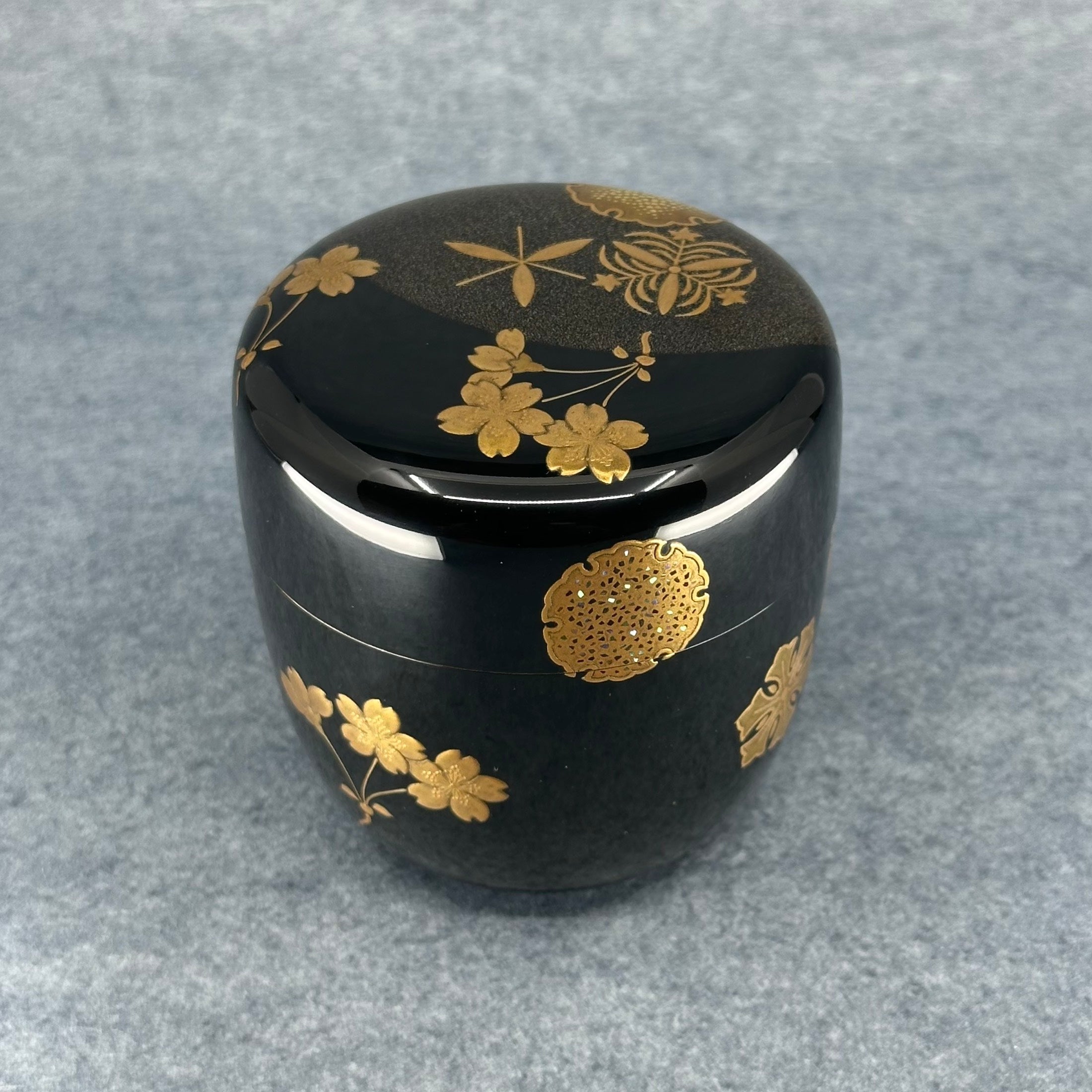 Natsume (Japanese tea caddy) in lacquer and gold, decorated with Setsugekka (snow, moon, cherry blossom) by Ippyōsai