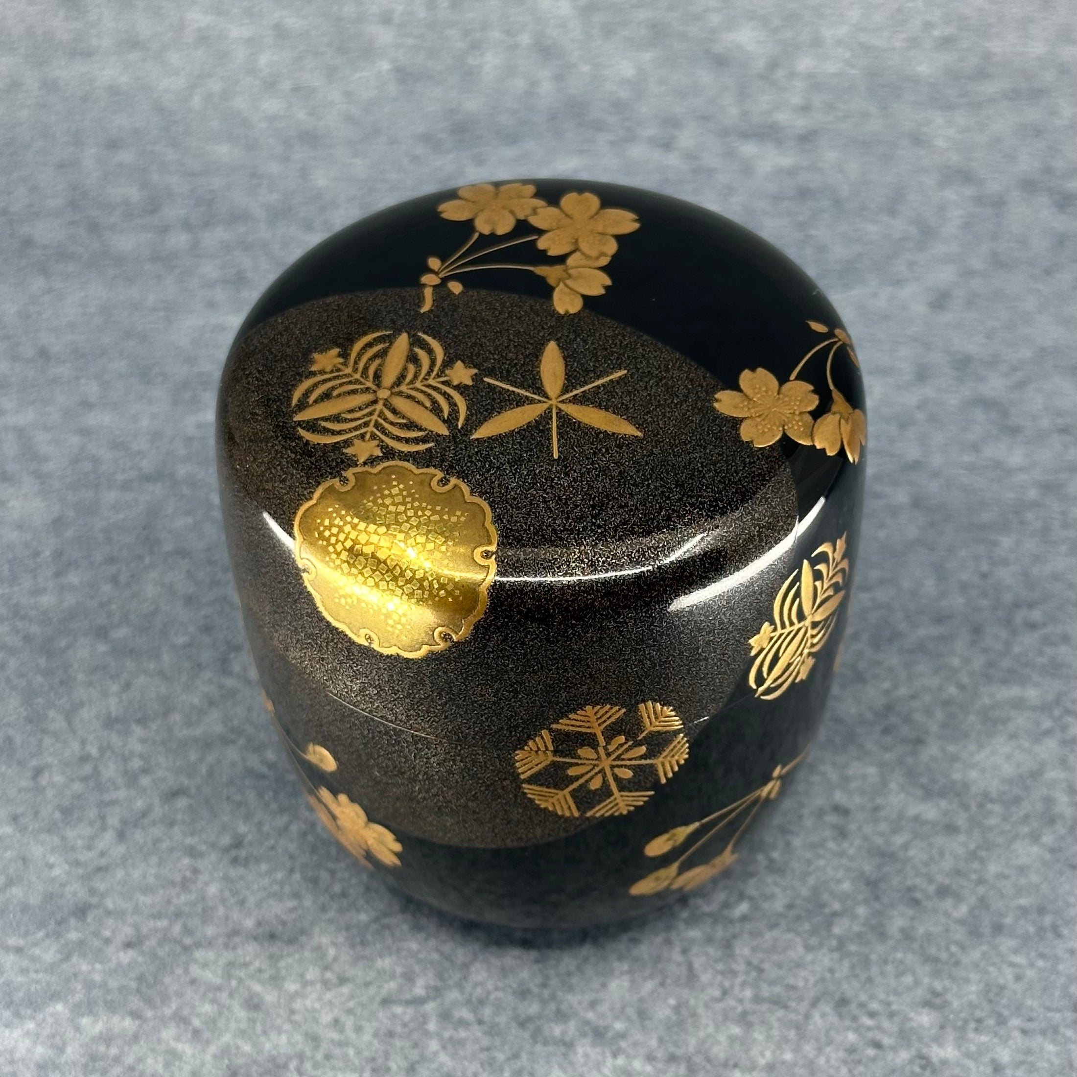 Natsume (Japanese tea caddy) in lacquer and gold, decorated with Setsugekka (snow, moon, cherry blossom) by Ippyōsai