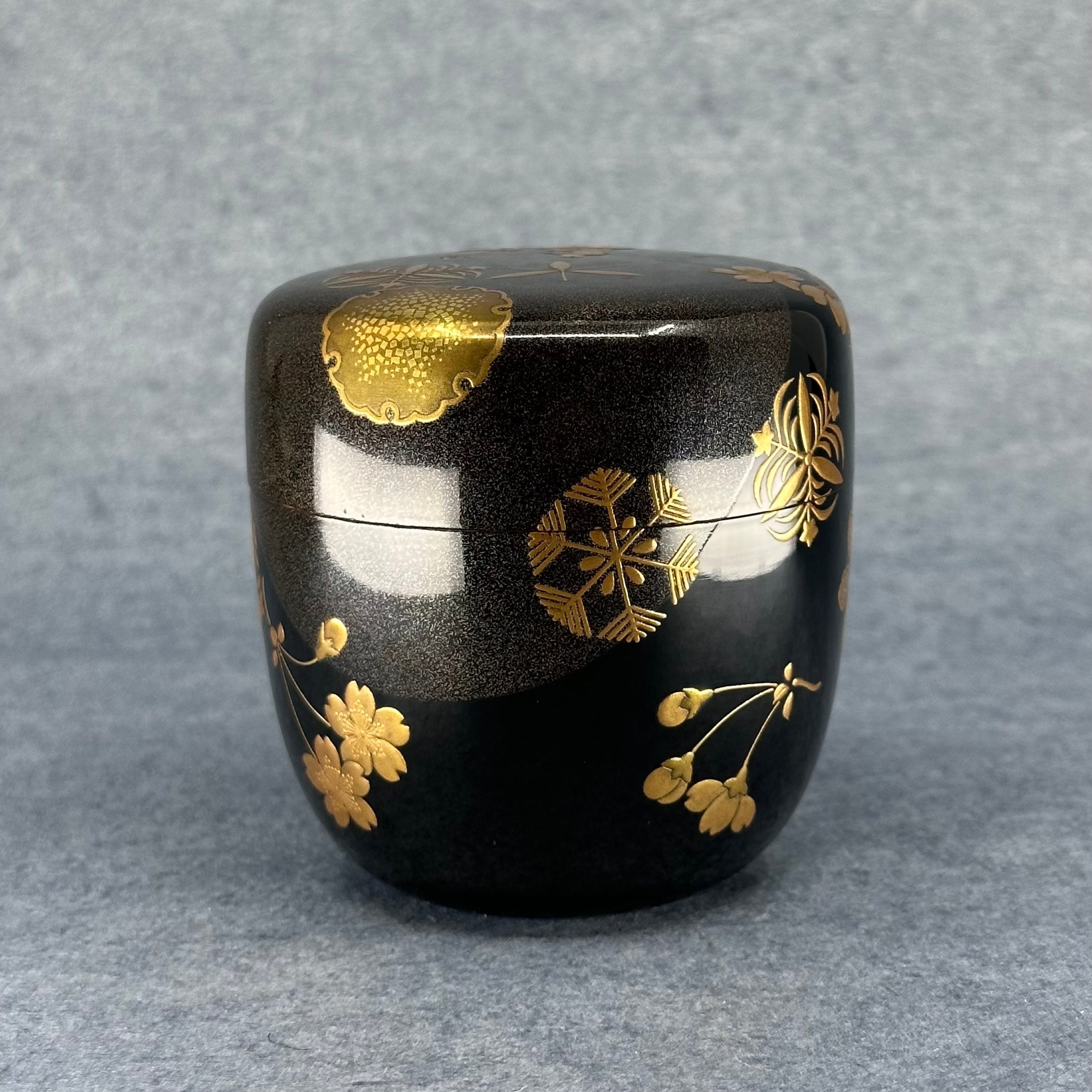 Natsume (Japanese tea caddy) in lacquer and gold, decorated with Setsugekka (snow, moon, cherry blossom) by Ippyōsai