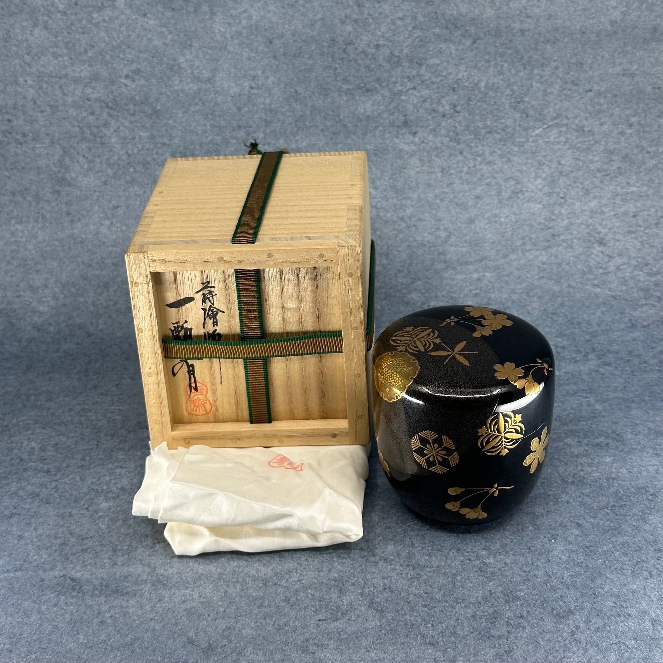 Natsume (Japanese tea caddy) in lacquer and gold, decorated with Setsugekka (snow, moon, cherry blossom) by Ippyōsai
