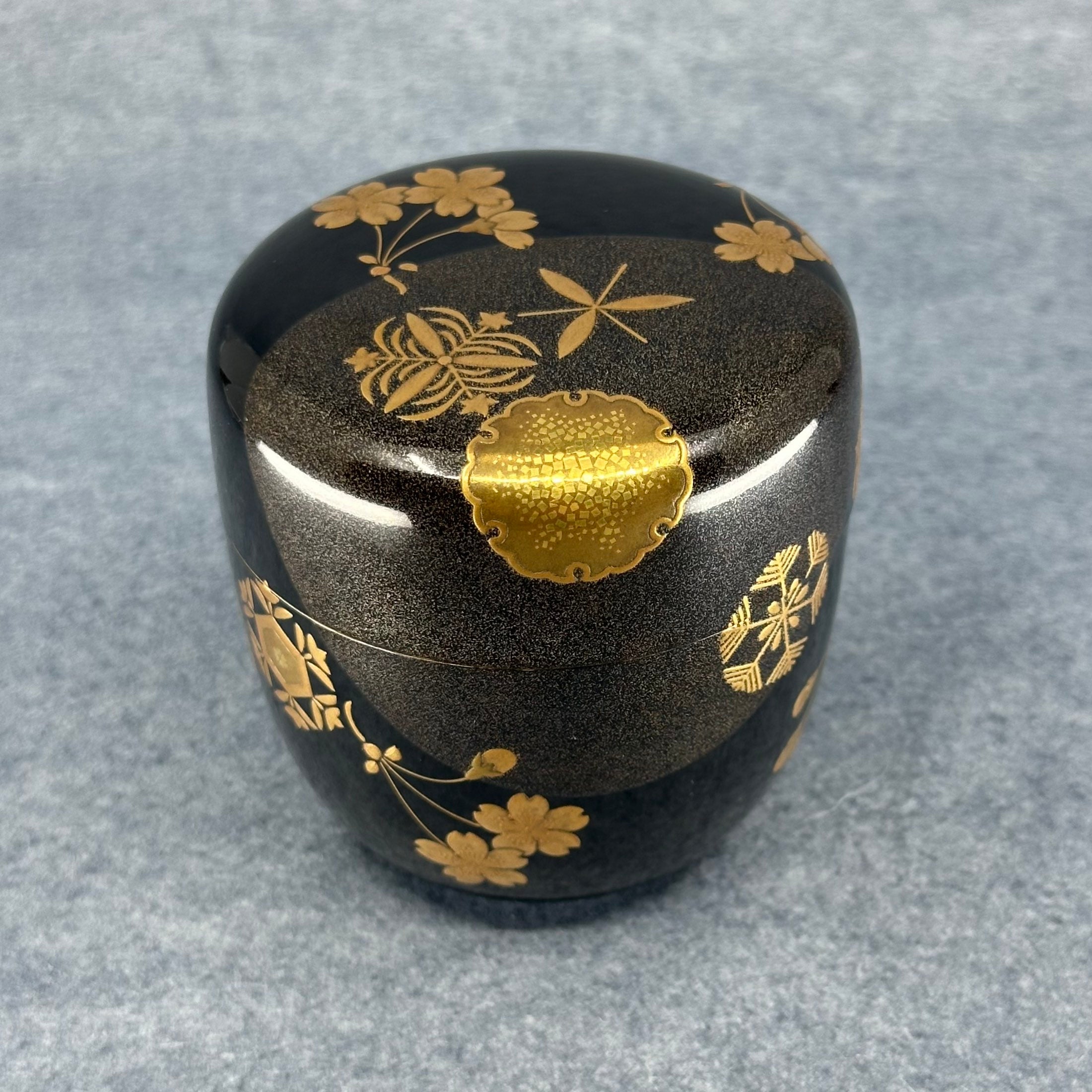 Natsume (Japanese tea caddy) in lacquer and gold, decorated with Setsugekka (snow, moon, cherry blossom) by Ippyōsai
