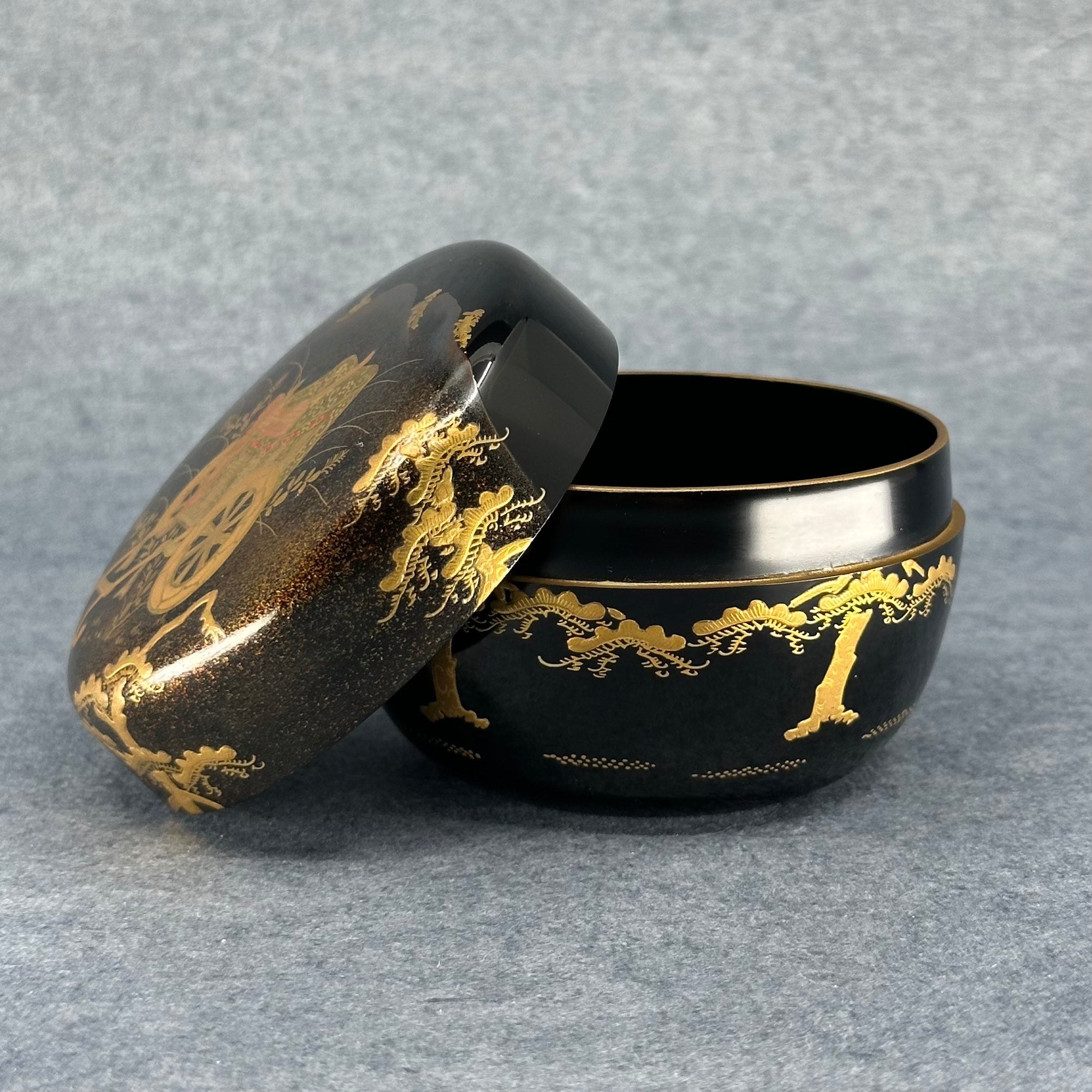 Natsume (boîte à thé japonaise) laque et or, décor gosho guruma (carrosse aristocratique) de Hayashi Shūzan