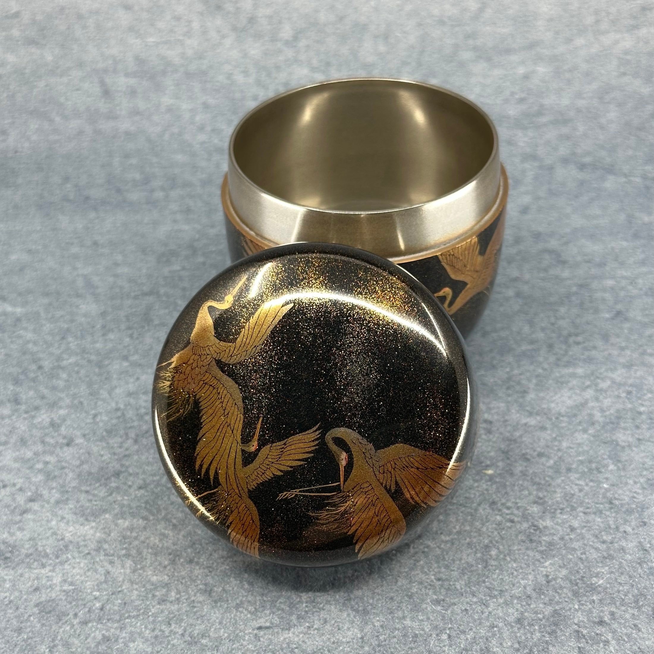 Natsume (Japanese tea caddy) in lacquer and gold, decorated with senbazuru (thousand cranes) by Hamada Seihō