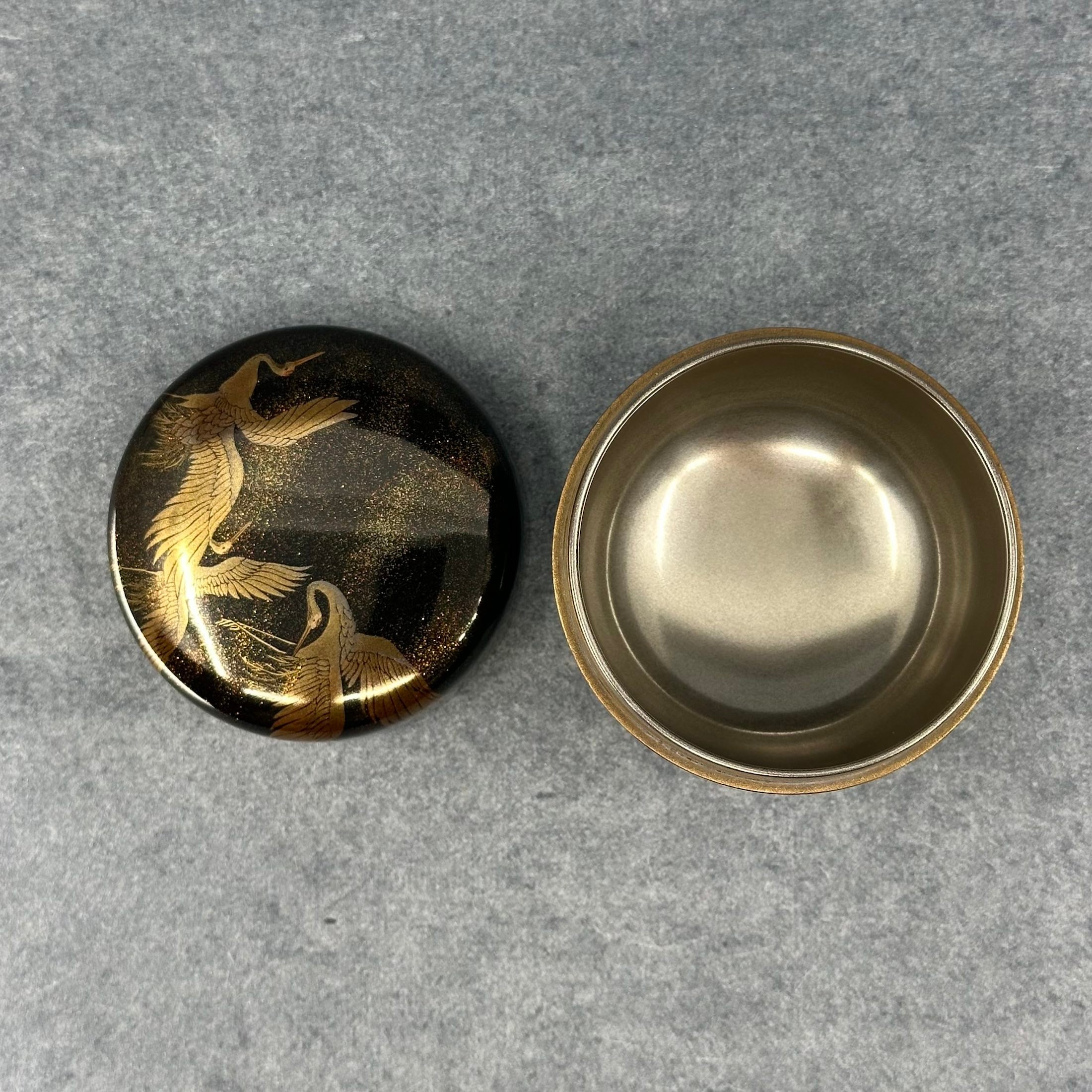 Natsume (Japanese tea caddy) in lacquer and gold, decorated with senbazuru (thousand cranes) by Hamada Seihō