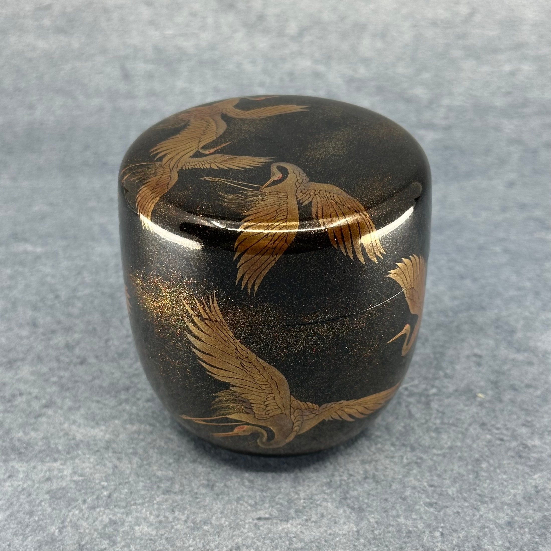 Natsume (Japanese tea caddy) in lacquer and gold, decorated with senbazuru (thousand cranes) by Hamada Seihō