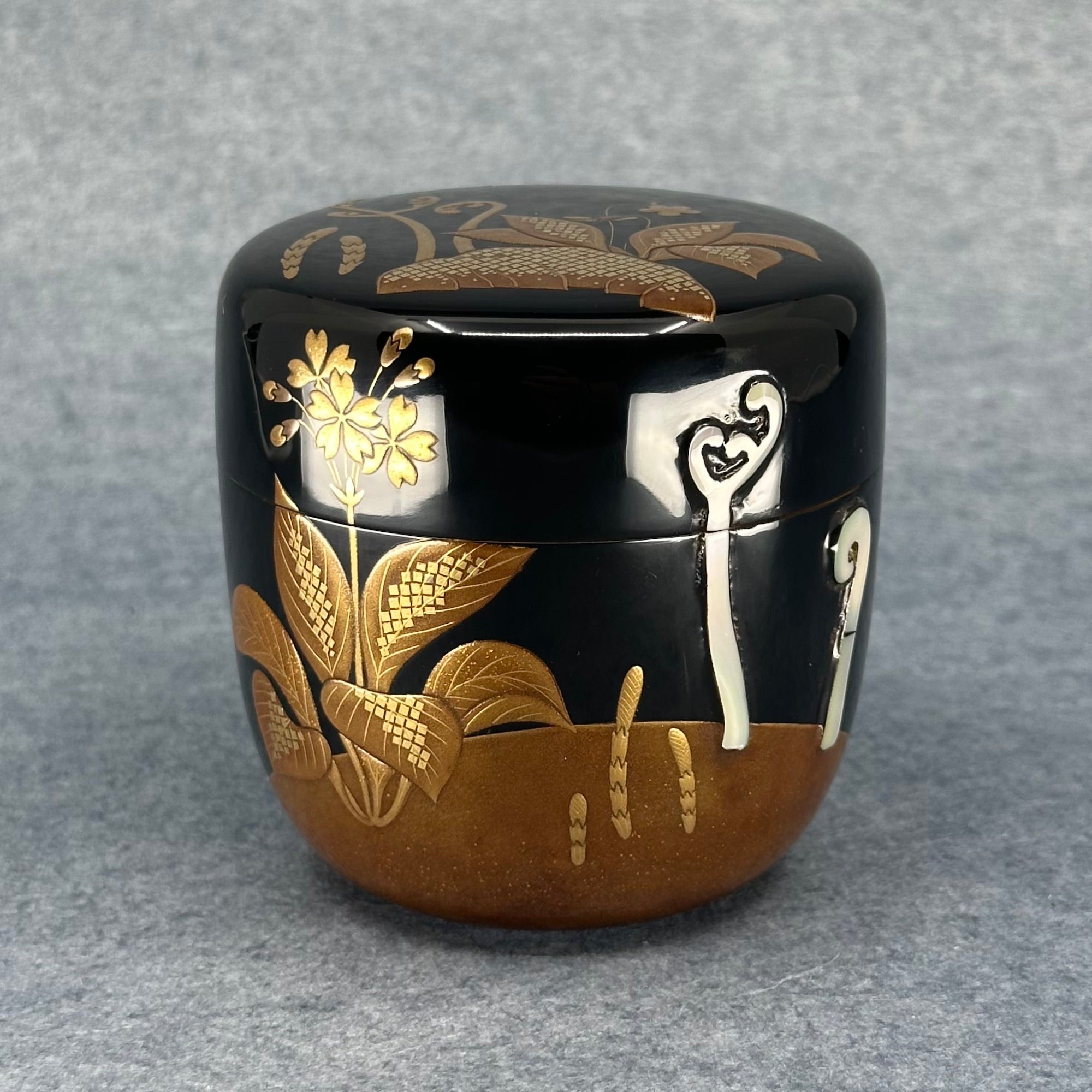 Natsume (Japanese tea caddy) in lacquer and gold, decorated with spring grasses by Sōsui Shimizu