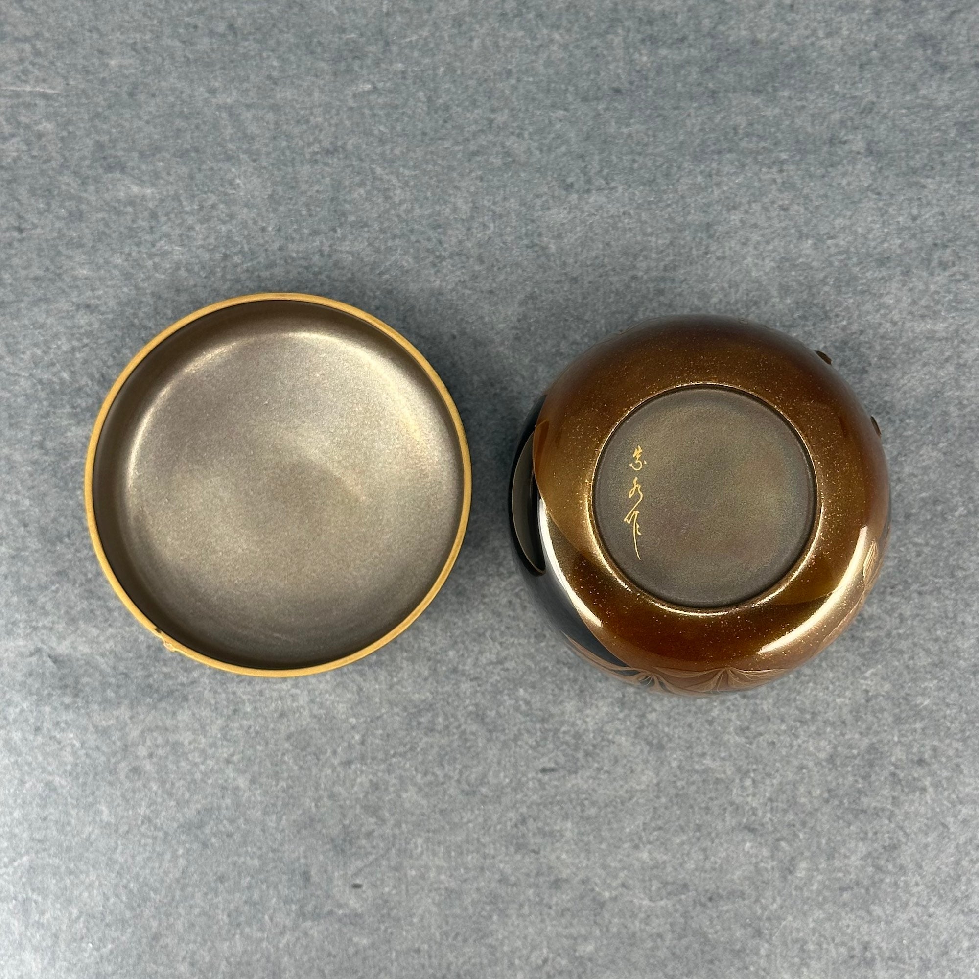 Natsume (Japanese tea caddy) in lacquer and gold, decorated with spring grasses by Sōsui Shimizu