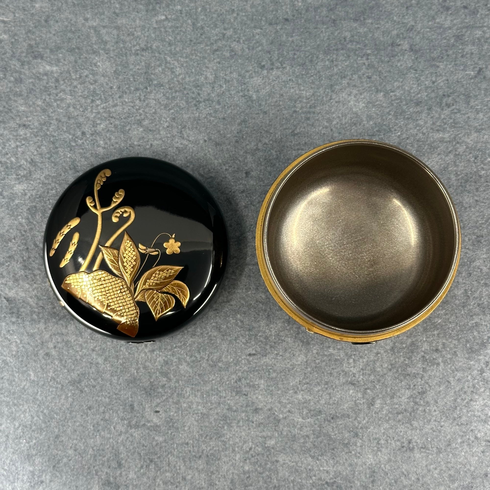 Natsume (Japanese tea caddy) in lacquer and gold, decorated with spring grasses by Sōsui Shimizu