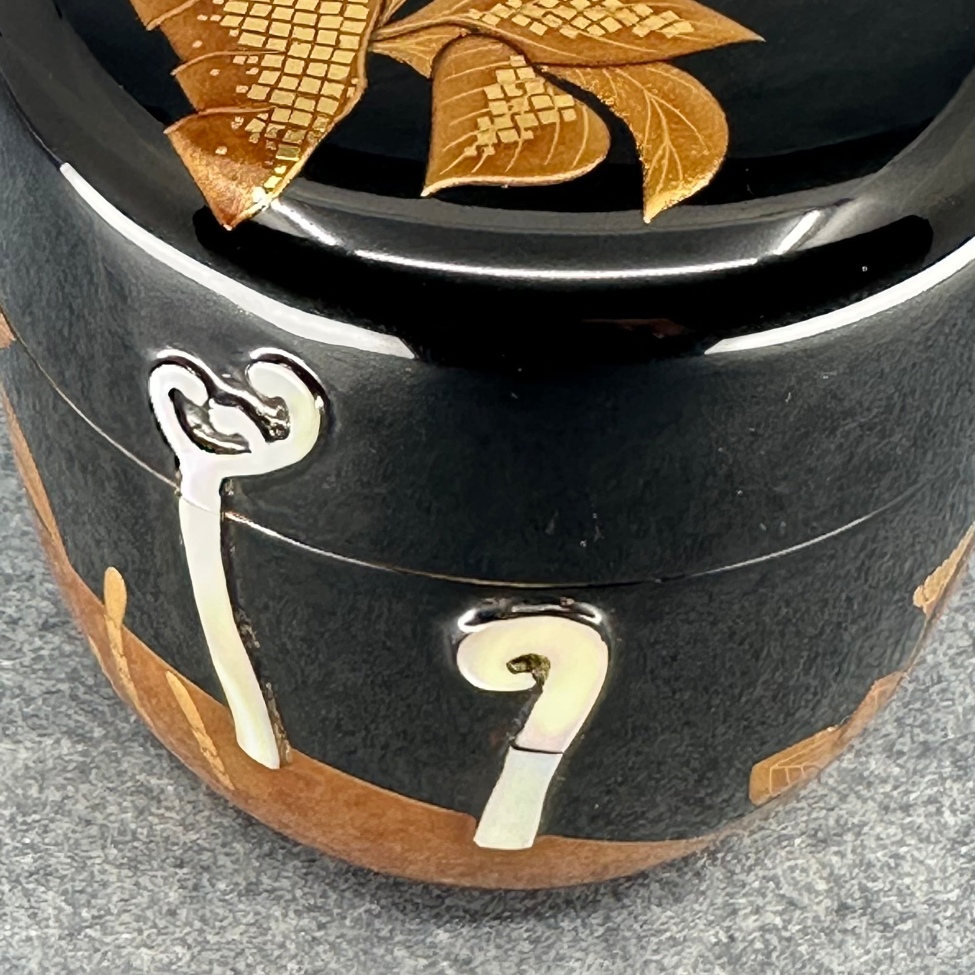 Natsume (Japanese tea caddy) in lacquer and gold, decorated with spring grasses by Sōsui Shimizu