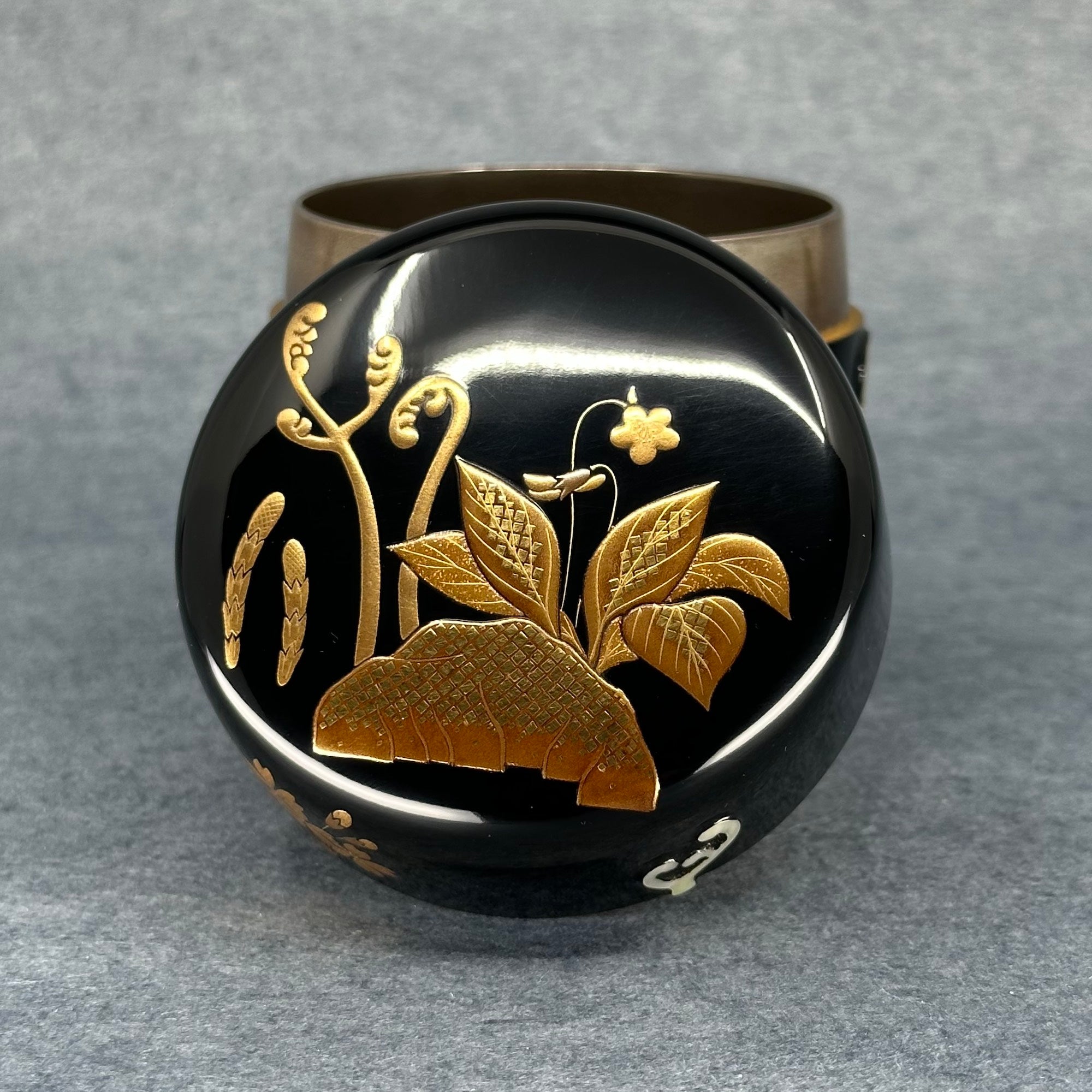 Natsume (Japanese tea caddy) in lacquer and gold, decorated with spring grasses by Sōsui Shimizu