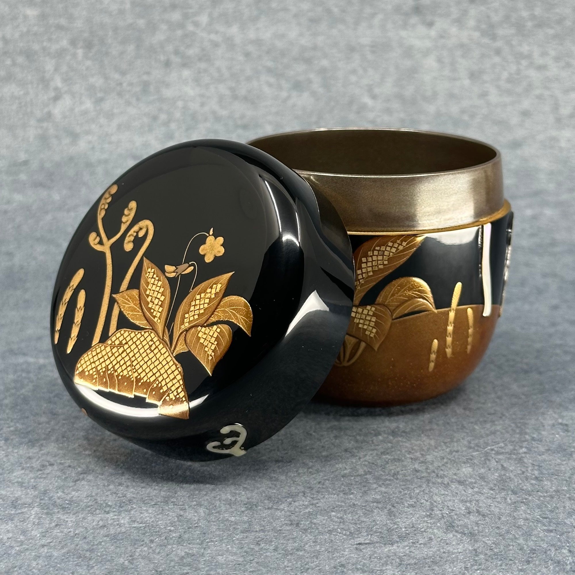 Natsume (Japanese tea caddy) in lacquer and gold, decorated with spring grasses by Sōsui Shimizu