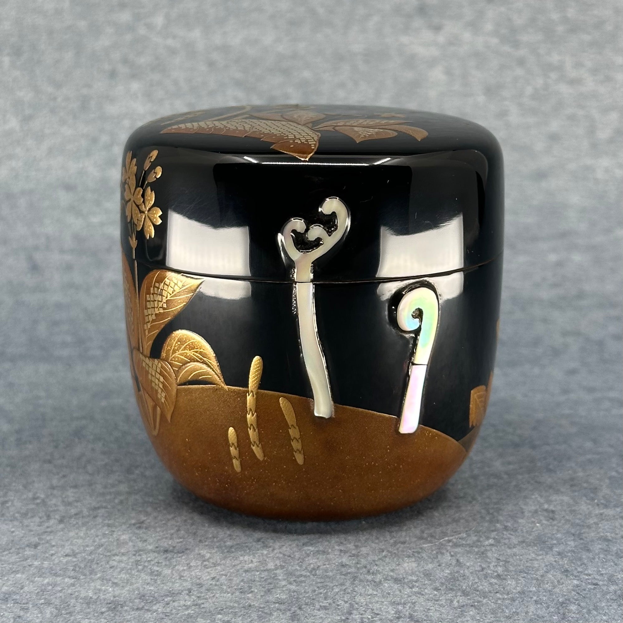 Natsume (Japanese tea caddy) in lacquer and gold, decorated with spring grasses by Sōsui Shimizu