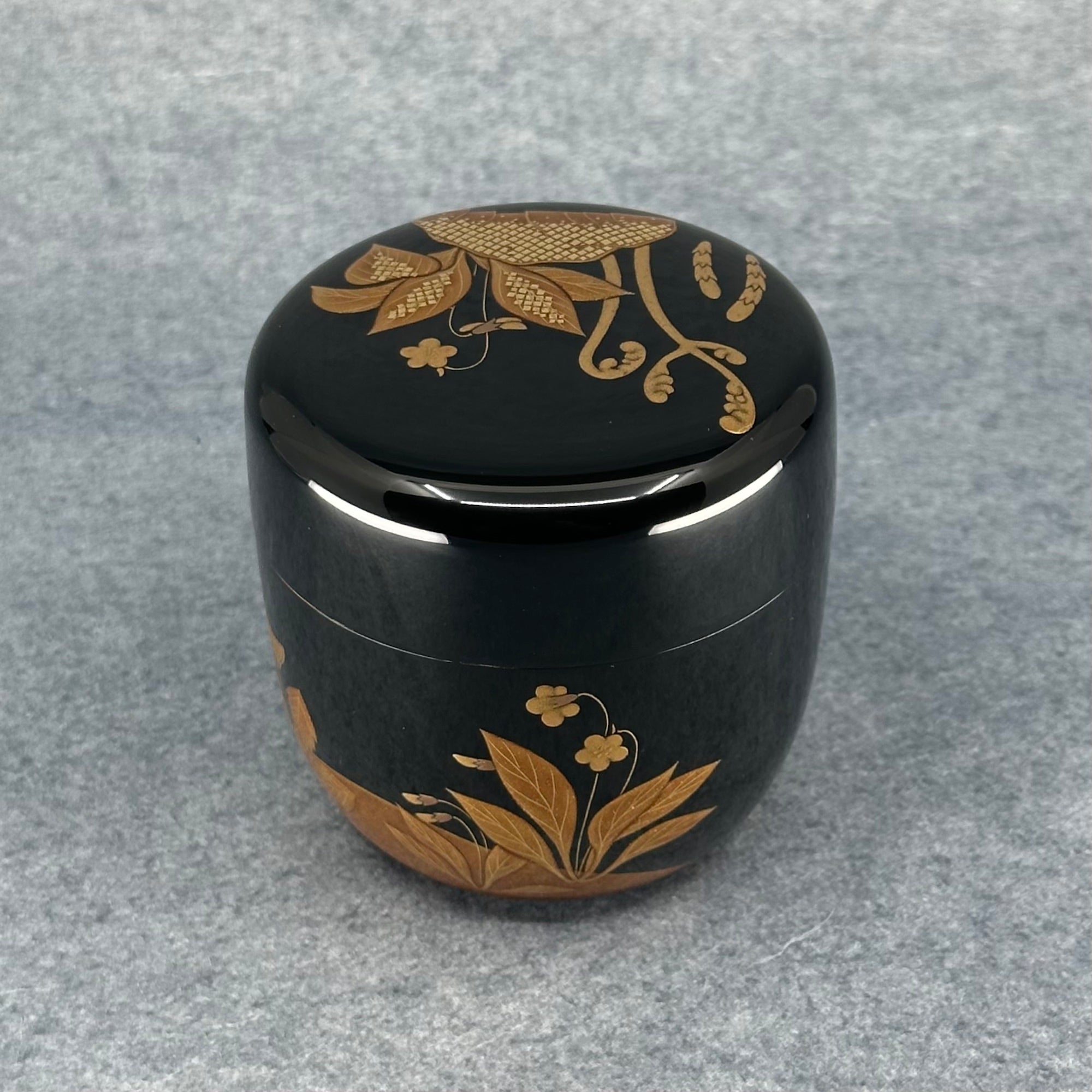 Natsume (Japanese tea caddy) in lacquer and gold, decorated with spring grasses by Sōsui Shimizu