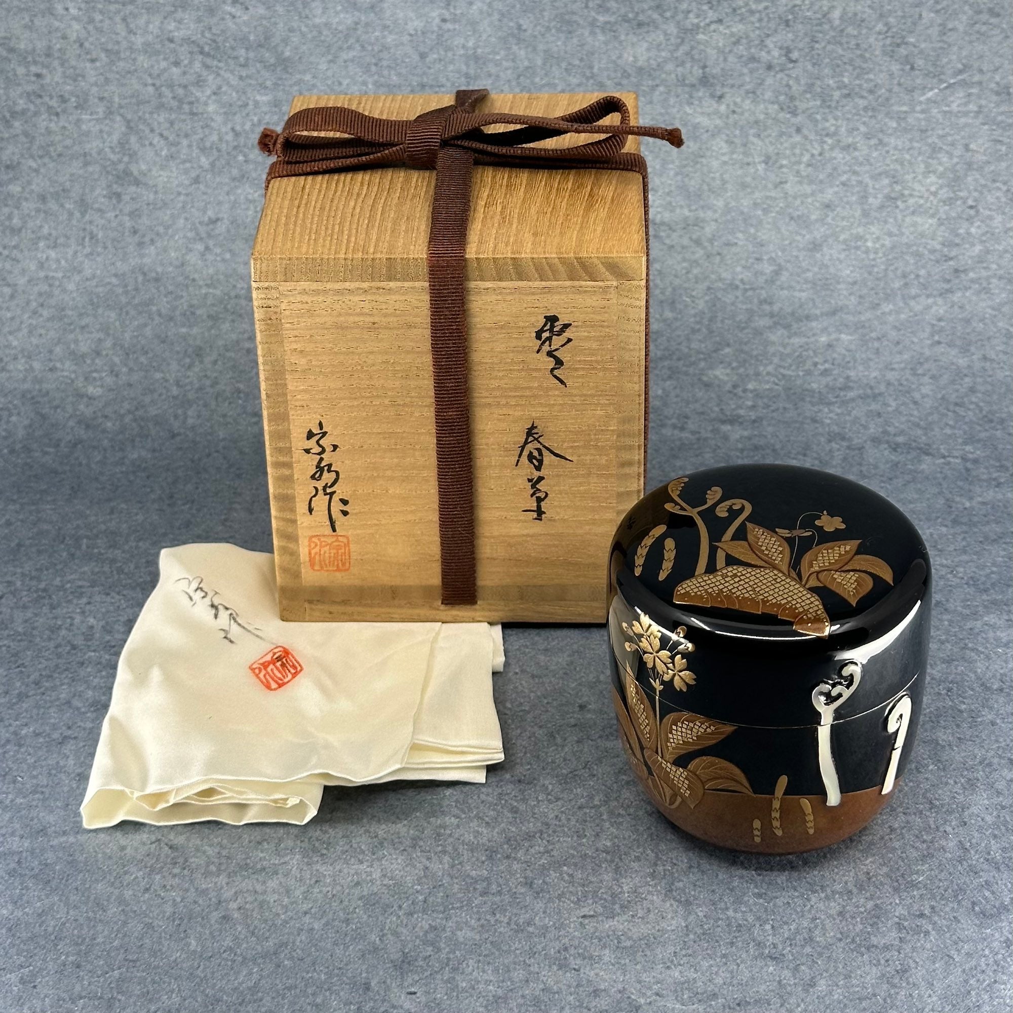 Natsume (Japanese tea caddy) in lacquer and gold, decorated with spring grasses by Sōsui Shimizu