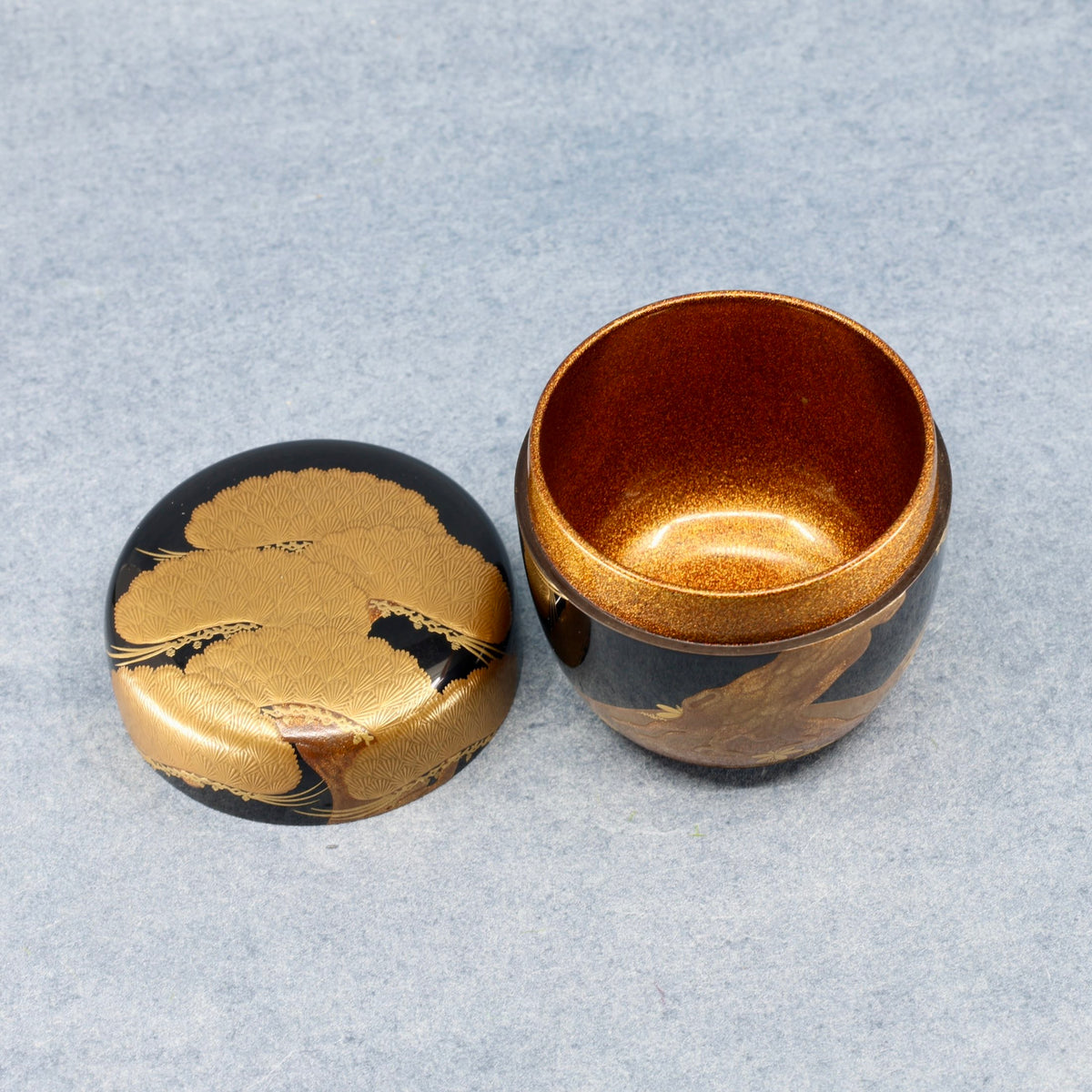 Natsume (Japanese tea caddy) in urushi lacquer and gold, decorated with oimatsu (old pine) and a Shiogama landscape by Suzuki Kōnyū