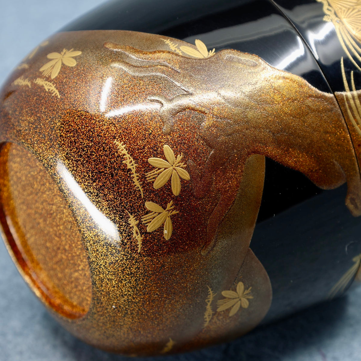 Natsume (Japanese tea caddy) in urushi lacquer and gold, decorated with oimatsu (old pine) and a Shiogama landscape by Suzuki Kōnyū
