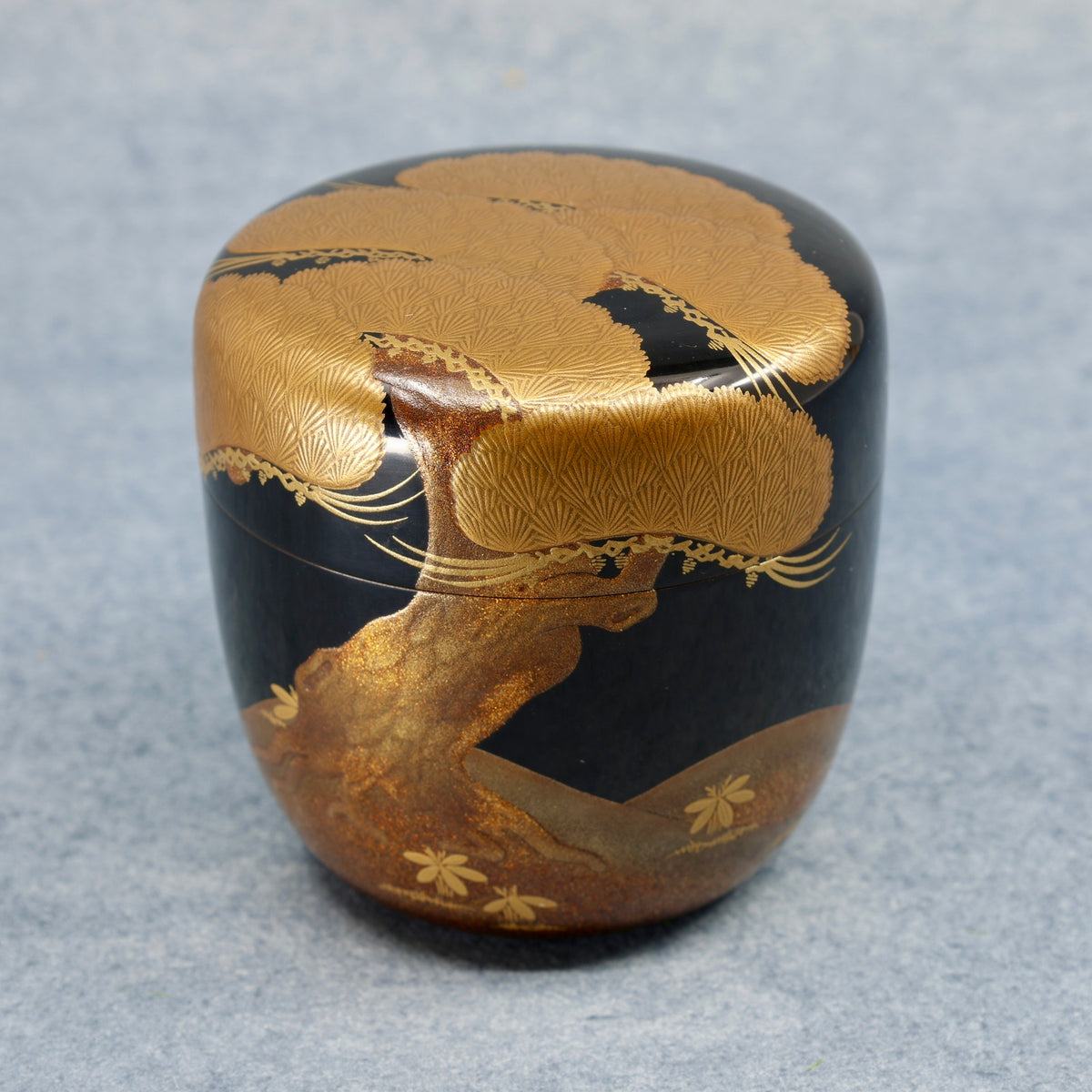Natsume (Japanese tea caddy) in urushi lacquer and gold, decorated with oimatsu (old pine) and a Shiogama landscape by Suzuki Kōnyū