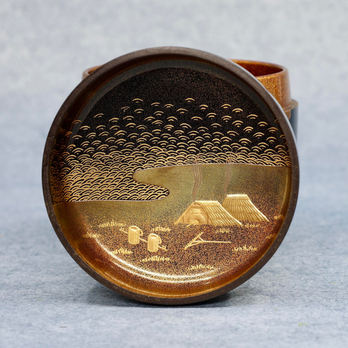 Natsume (Japanese tea caddy) in urushi lacquer and gold, decorated with oimatsu (old pine) and a Shiogama landscape by Suzuki Kōnyū
