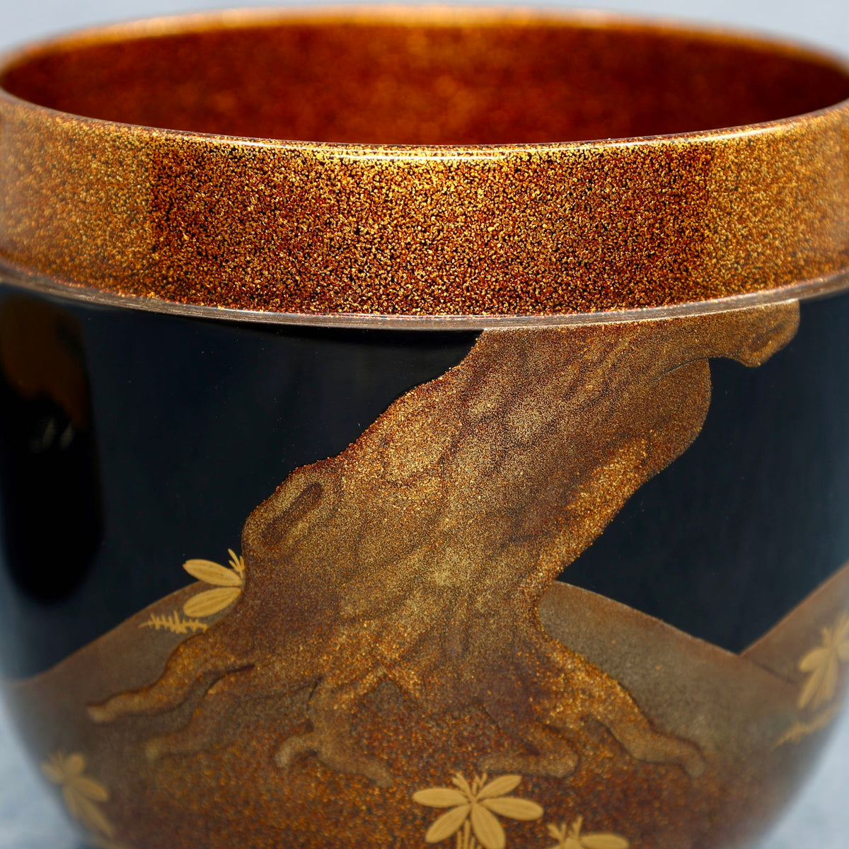Natsume (Japanese tea caddy) in urushi lacquer and gold, decorated with oimatsu (old pine) and a Shiogama landscape by Suzuki Kōnyū