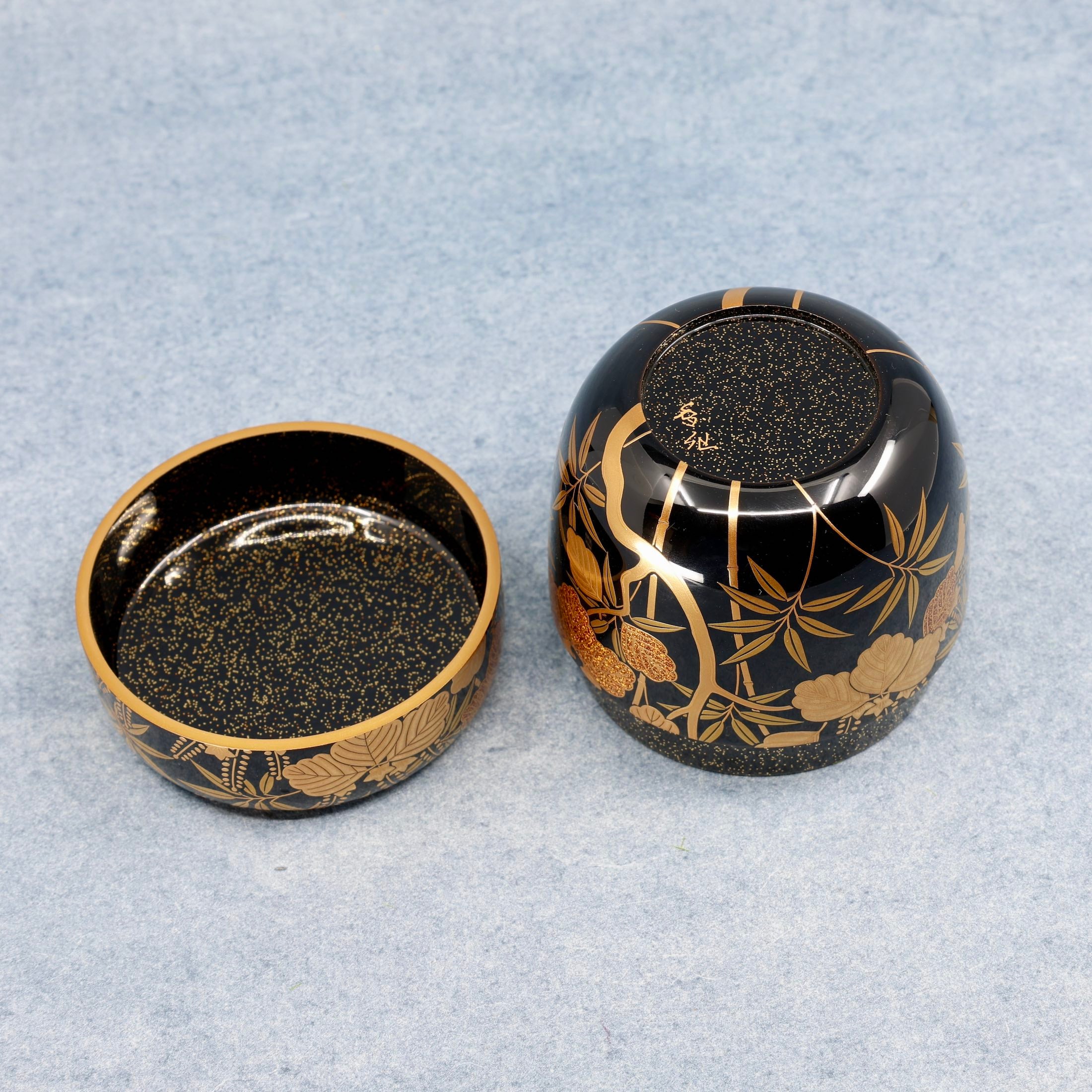 Natsume (Japanese tea caddy) lacquered and gilded, kirichiku (paulownia and bamboo) decoration by Kōsen Ōshita