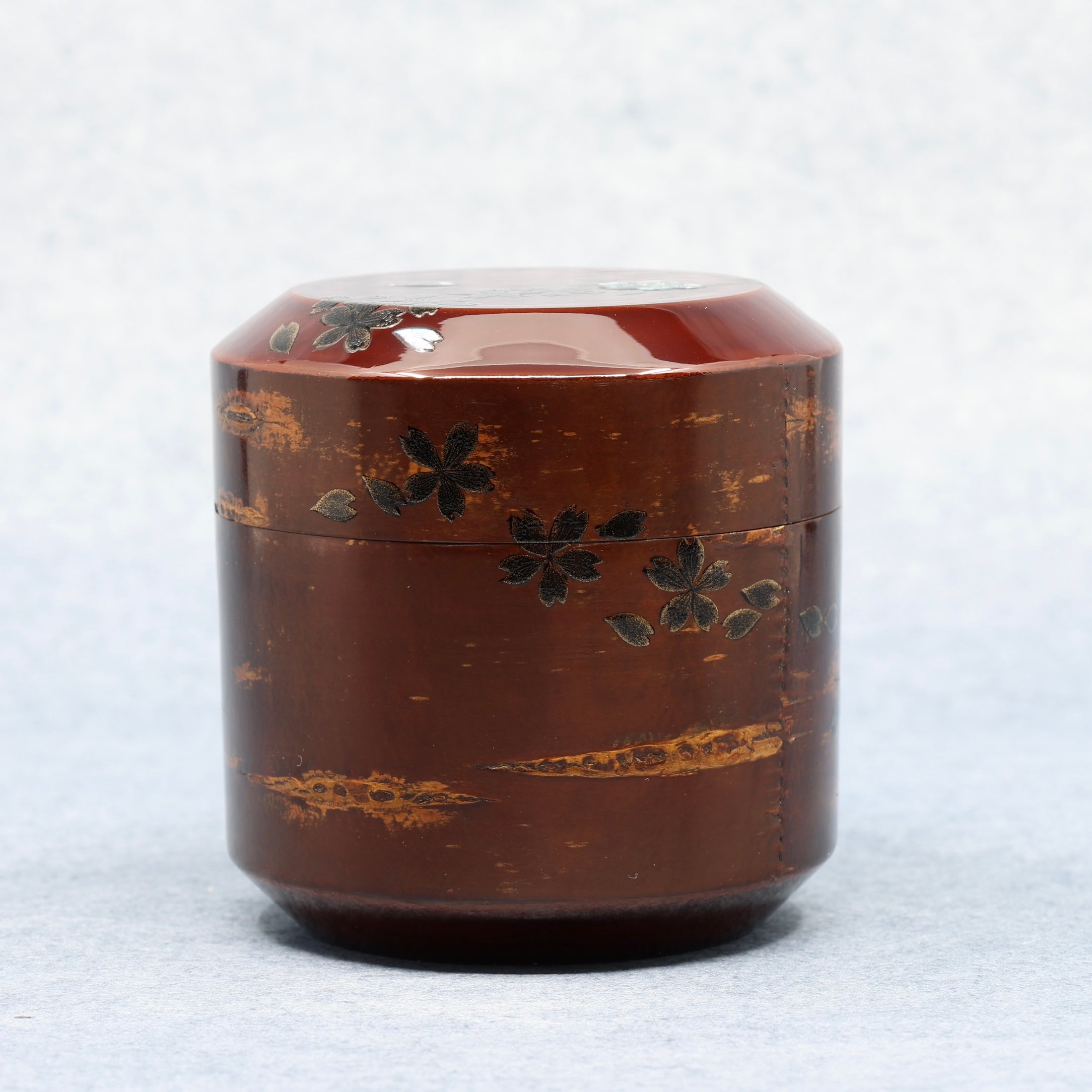 Natsume (Japanese tea caddy) in lacquer, bark, and maki-e, with a yozakura (night cherry blossoms) decoration by Kashō Yoshita