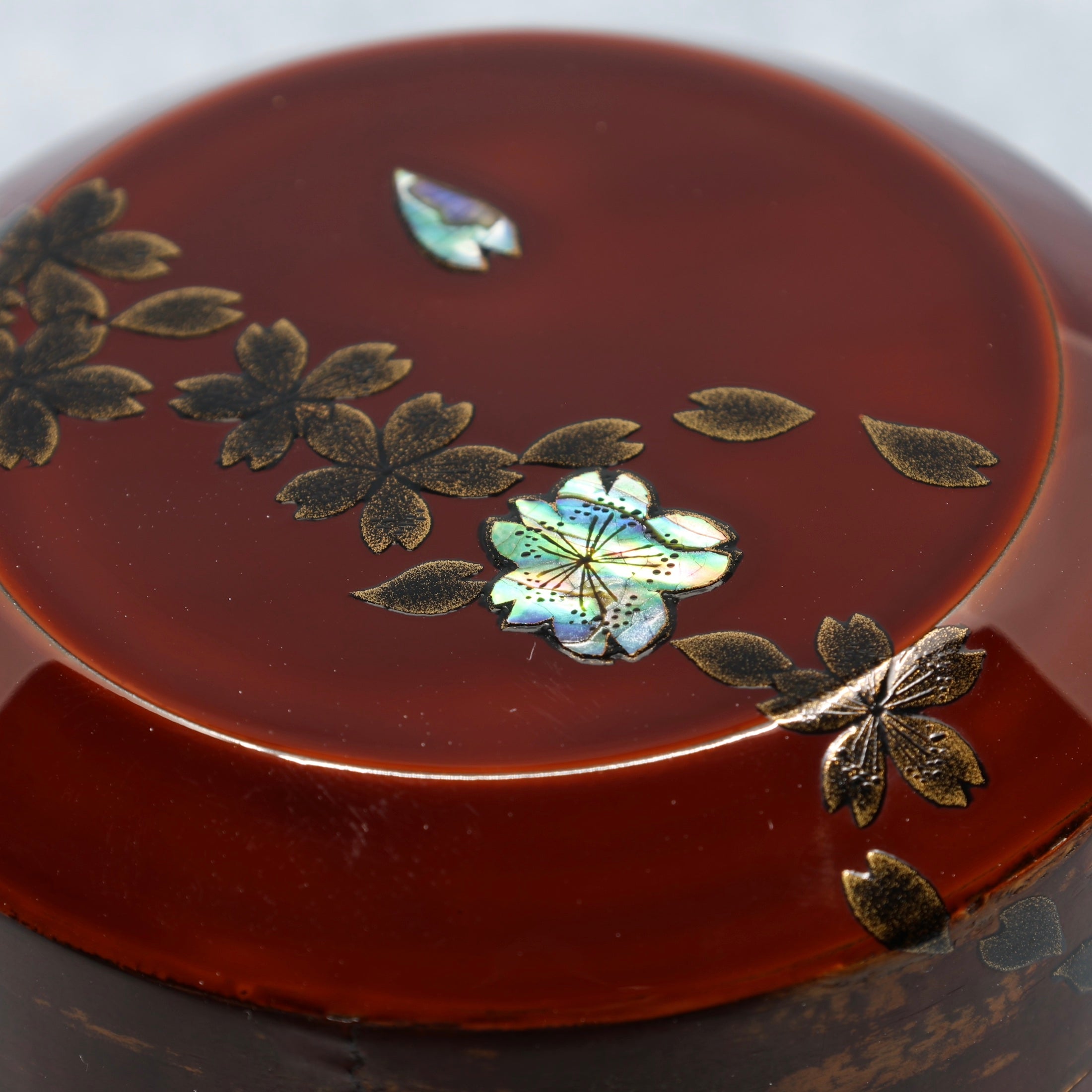 Natsume (Japanese tea caddy) in lacquer, bark, and maki-e, with a yozakura (night cherry blossoms) decoration by Kashō Yoshita
