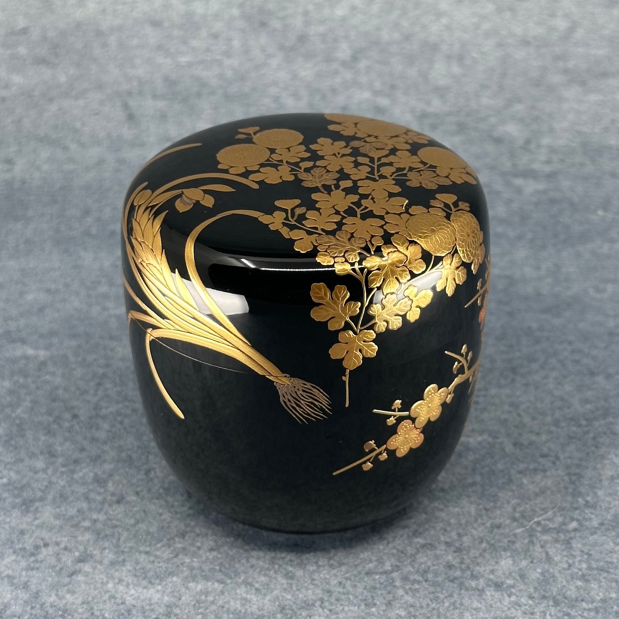 Natsume (boîte à thé japonaise) laque et or, décor shikunshi (quatre gentilshommes) de Ippyōsai